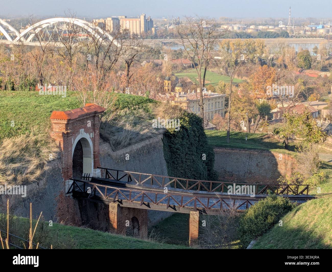 Cancello d'ingresso, ponte, fossato, paesaggio autunnale, fortezza di Petrovaradin (Петроварадинска тврђава). Novi Sad, Serbia. - Immagine stock catturata con smartphone