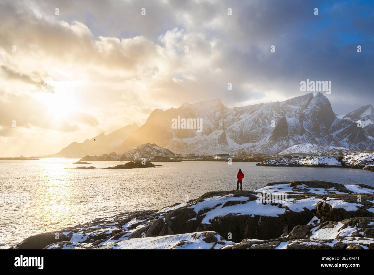 Vista al tramonto da Hamnøy della baia di Reine verso Reinebringen in inverno, isole Lofoten, Norvegia. Foto Stock