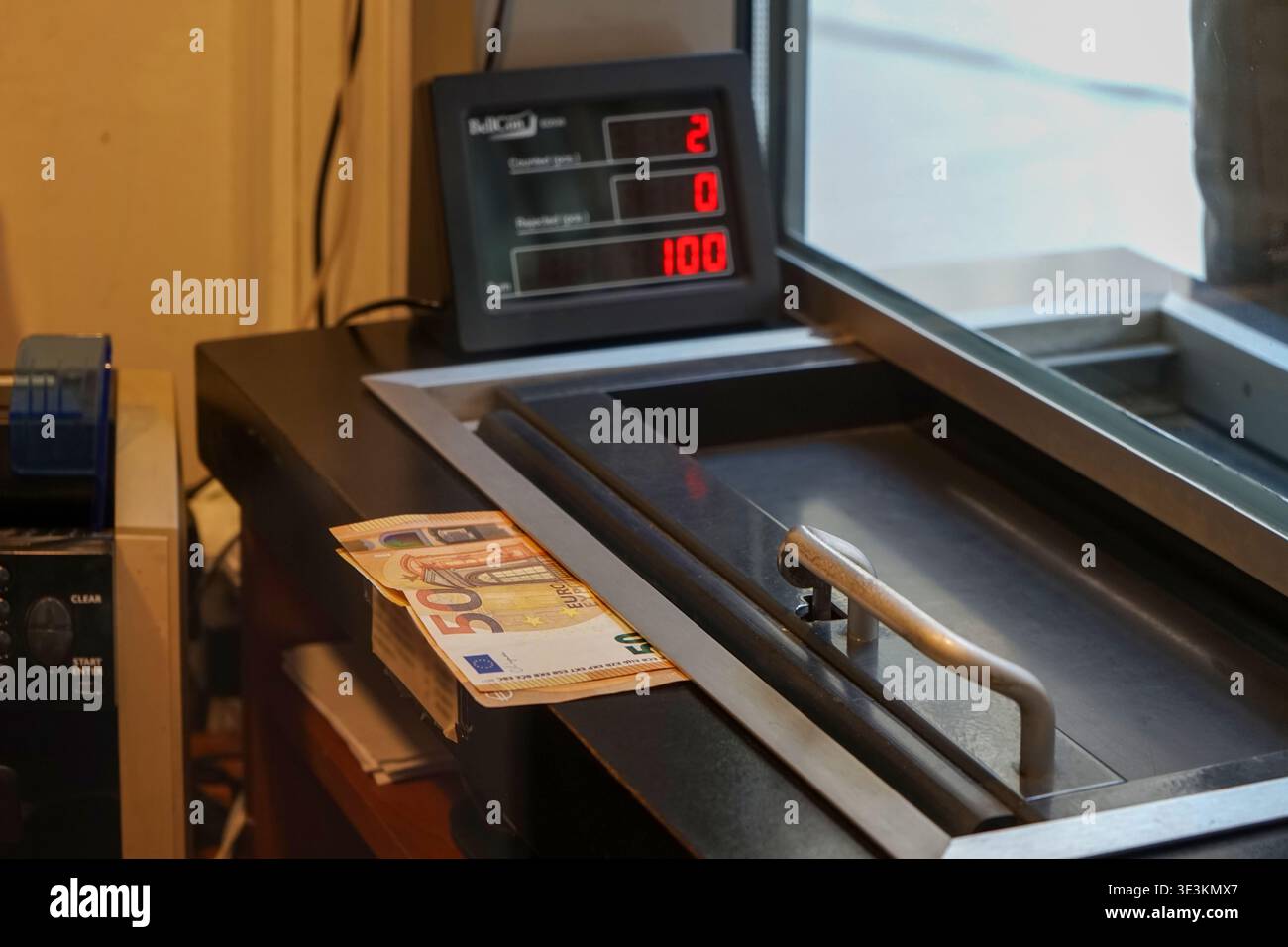 Banconote in euro in un banco di cambio valuta a Budapest, con display digitale che mostra l’importo dell’operazione. Foto Stock