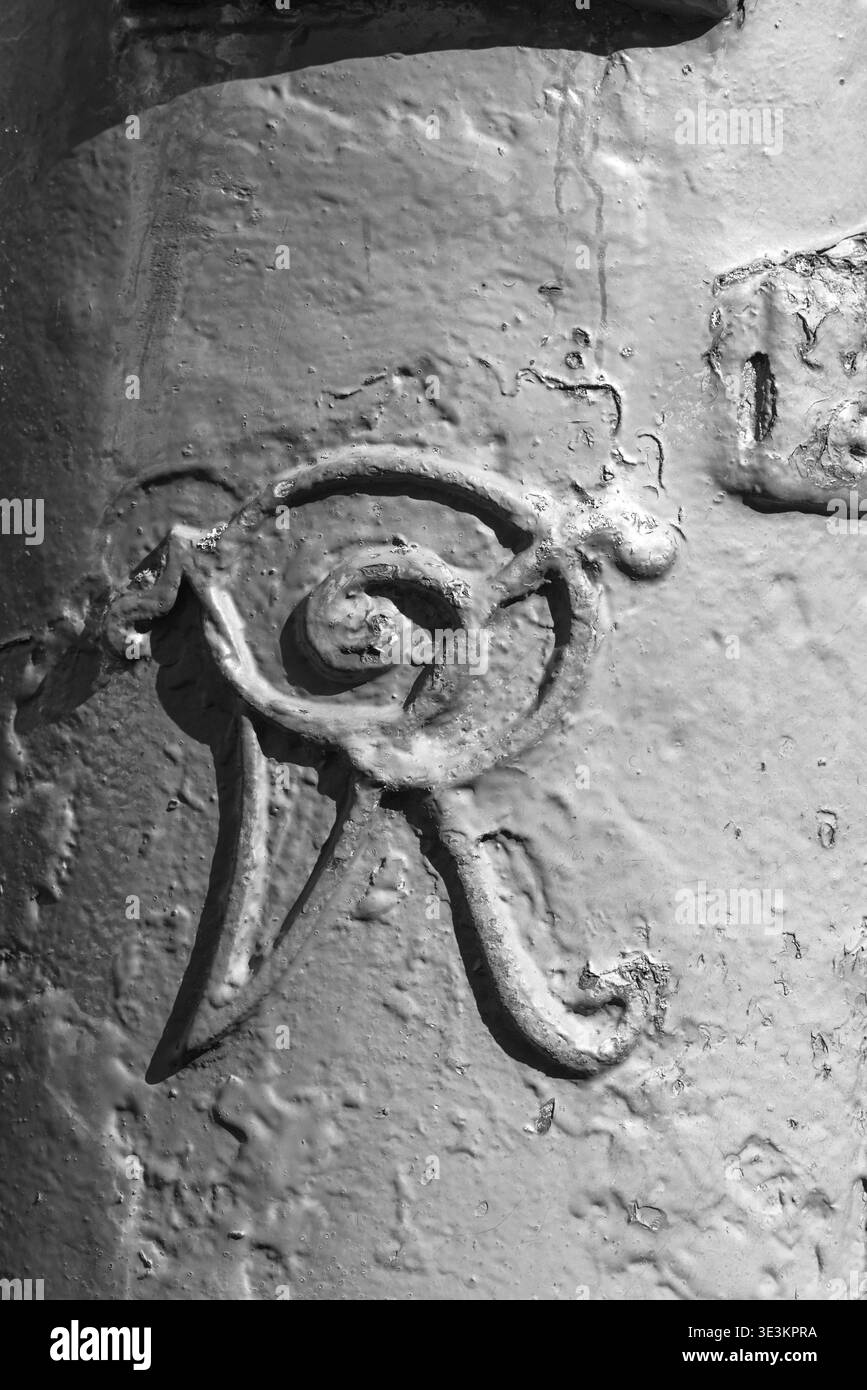Monogram VR (per Victoria Regina) su una cassetta postale a Norbiton Foto Stock
