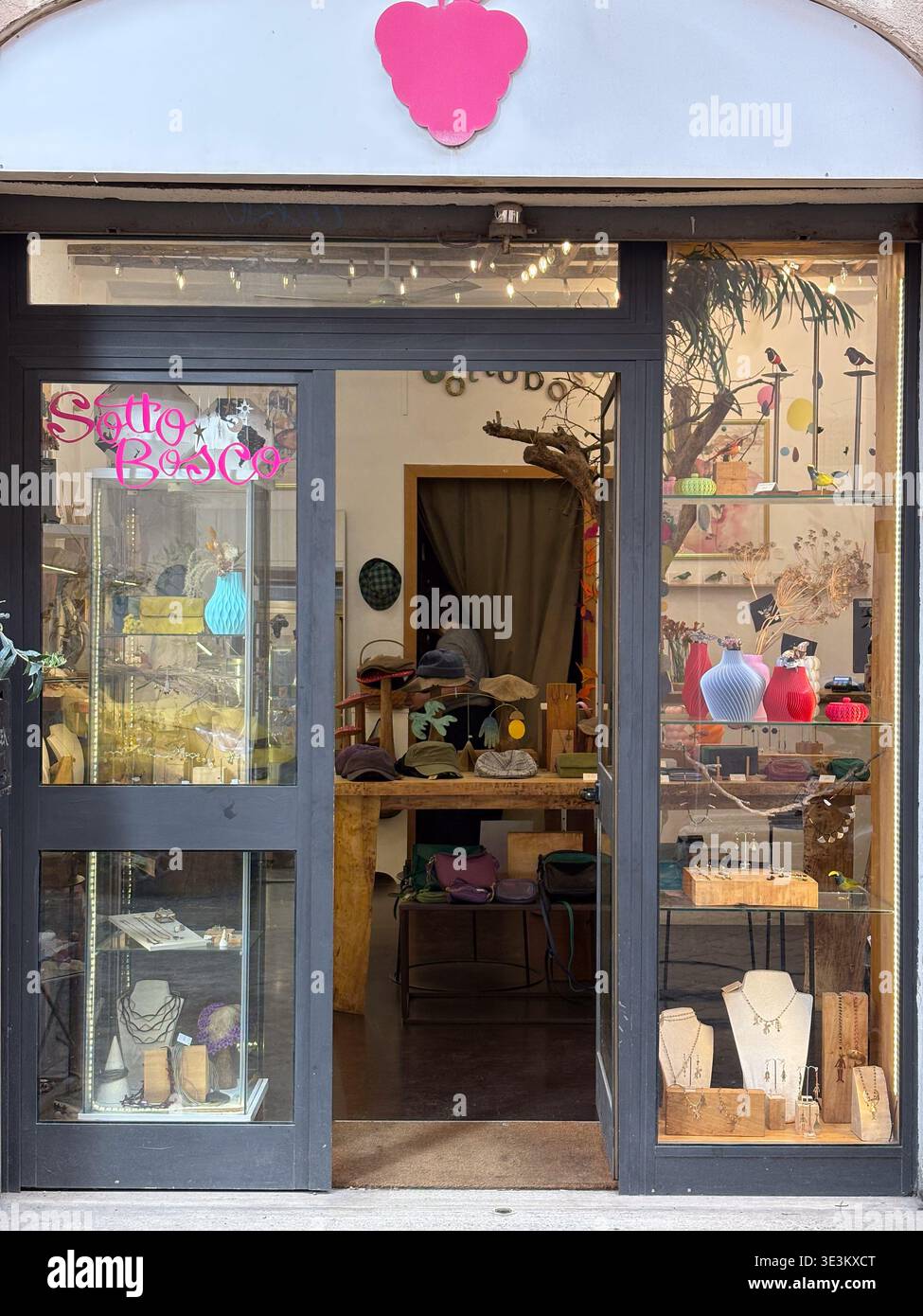 Sotto Bosco. Roma, Italia. Boutique artigiana che vende gioielli, cappelli e ceramiche in una piccola vetrina. Foto Stock