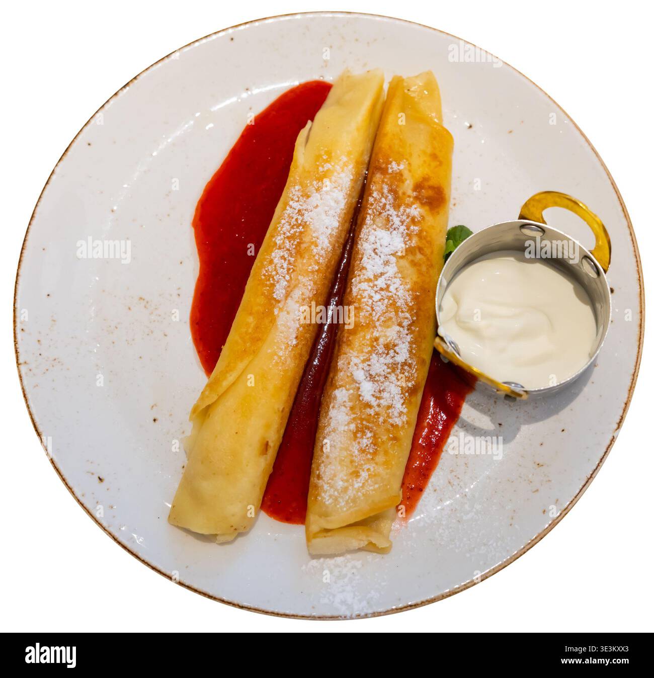 Il dessert nel ristorante è costituito da due pancake arrotolati, ripieni di cagliata Foto Stock