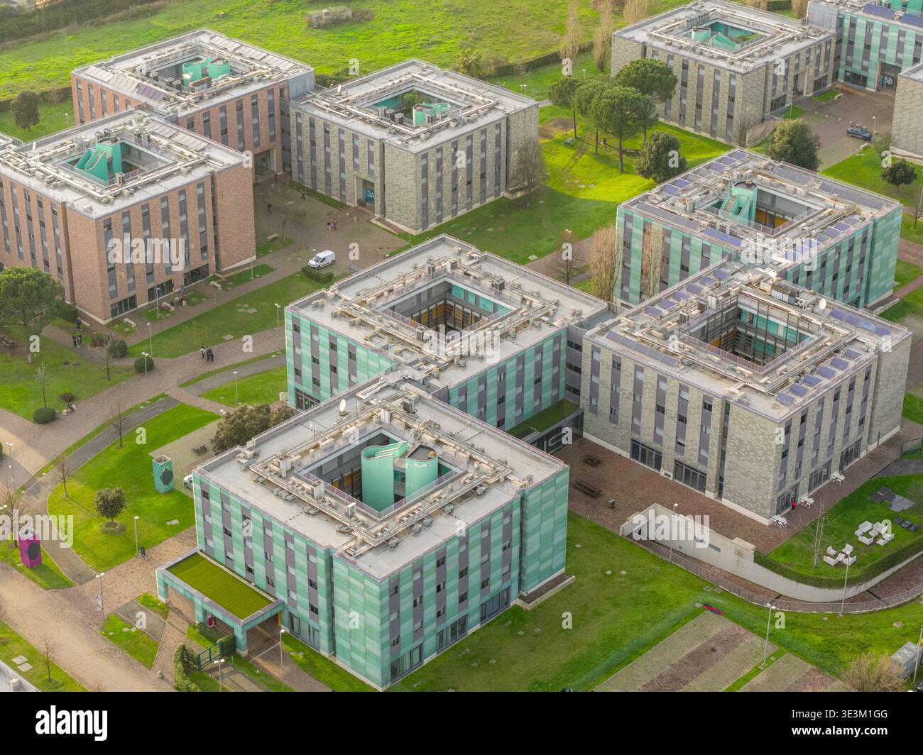 Vista aerea di edifici simmetrici che gettano ombre sui prati verdi, una meraviglia architettonica moderna, Roma, Lazio, Italia. Foto Stock
