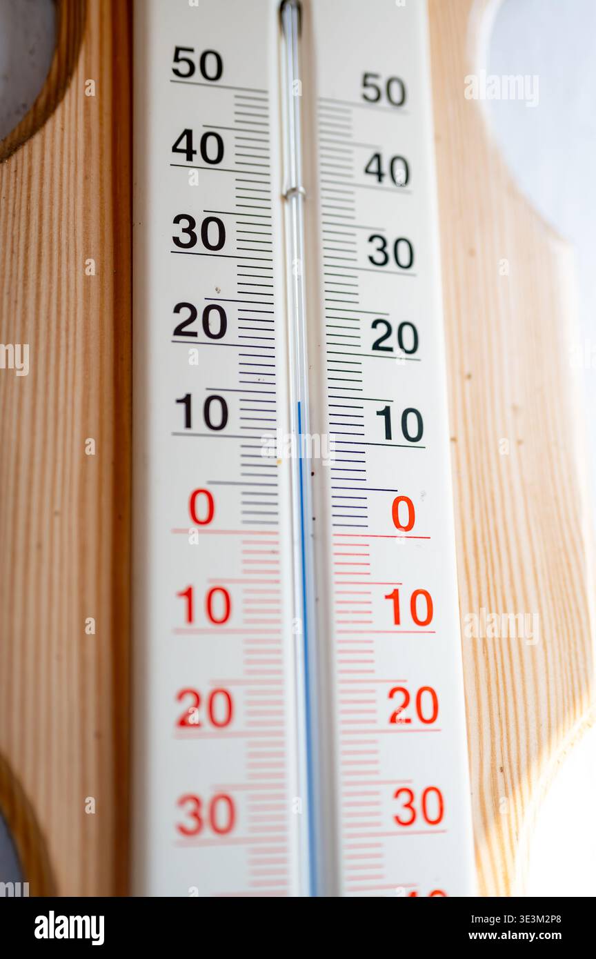 Primo piano del termometro che mostra la scala di temperatura, la misurazione di condizioni meteorologiche e climatiche, il concetto di monitoraggio, controllo e condizioni ambientali in Foto Stock