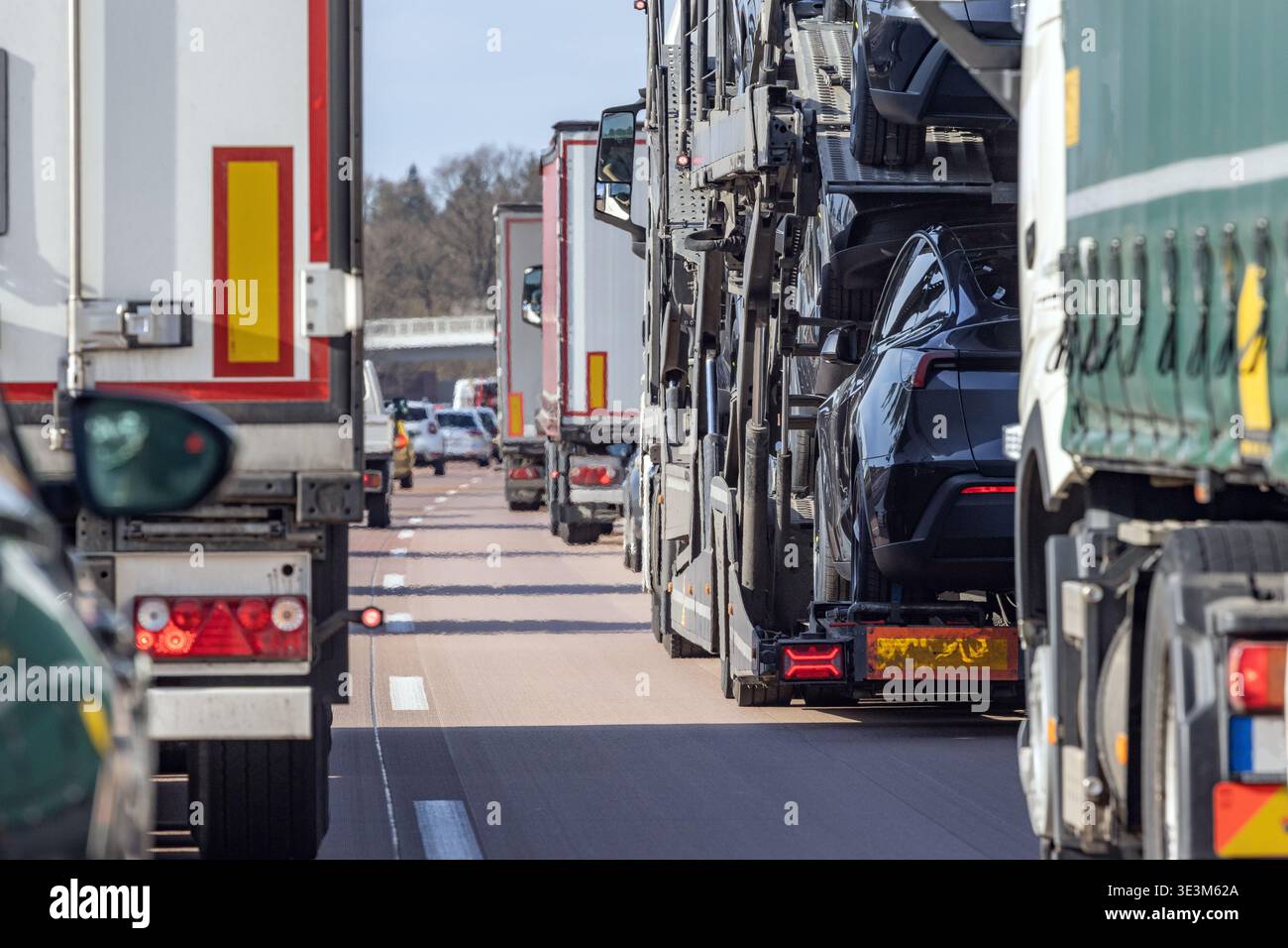 trasporto di auto in traffico lento sull'autostrada Foto Stock