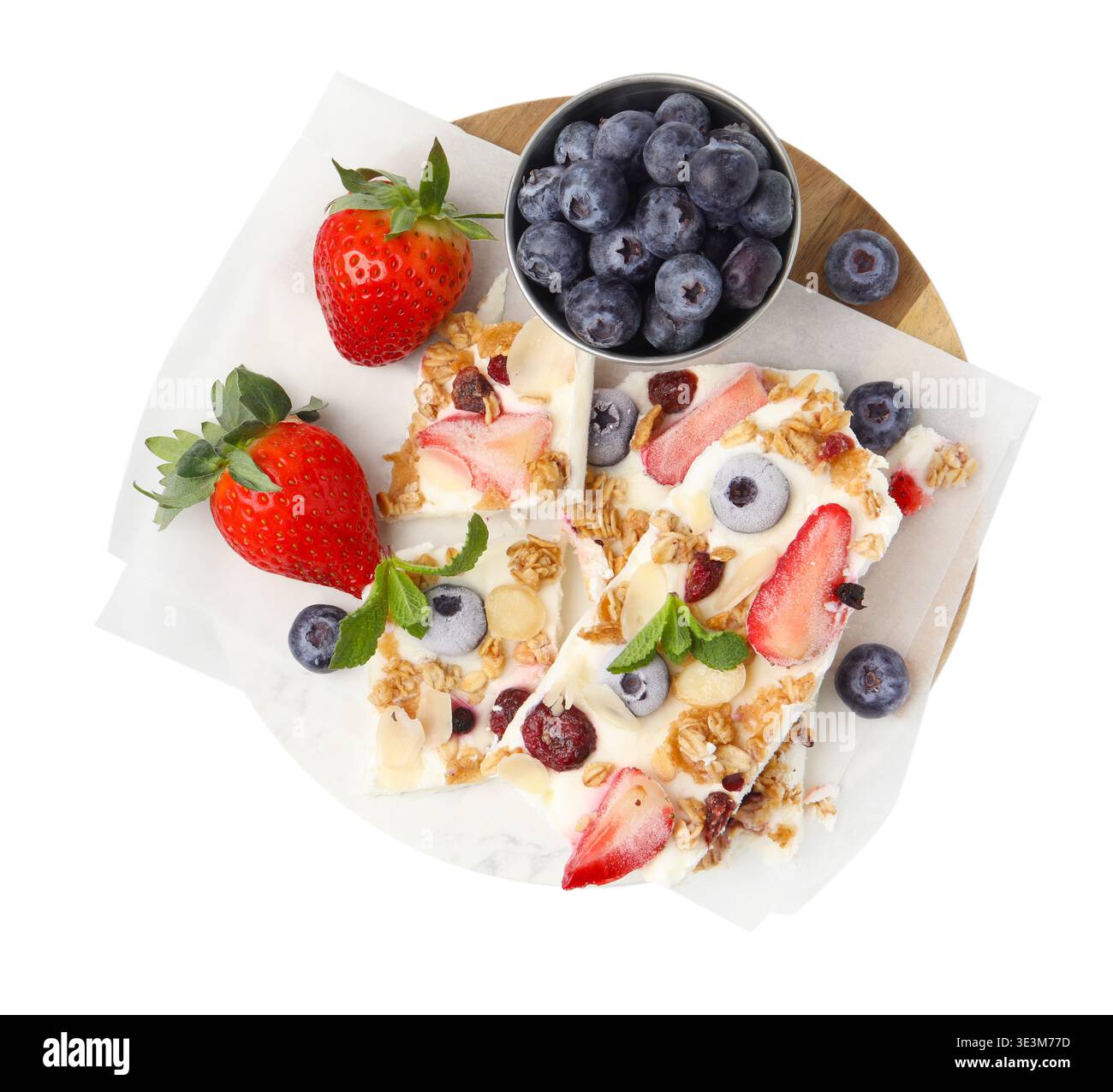 Pezzi di gustosa corteccia di yogurt con frutti di bosco, muesli e menta isolati sul bianco, vista dall'alto Foto Stock