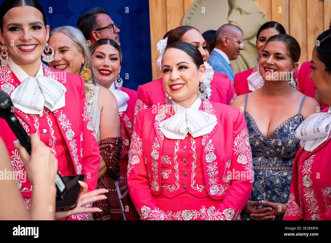 Mariachi Reyna de Los Ángeles, il primo ensemble di mariachi esclusivamente femminile negli Stati Uniti, che partecipa alla 19a edizione annuale della California Hall of Fame Induction Foto Stock