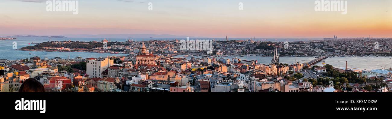 La vista panoramica mostra Istanbul e il Corno d'Oro al tramonto Foto Stock