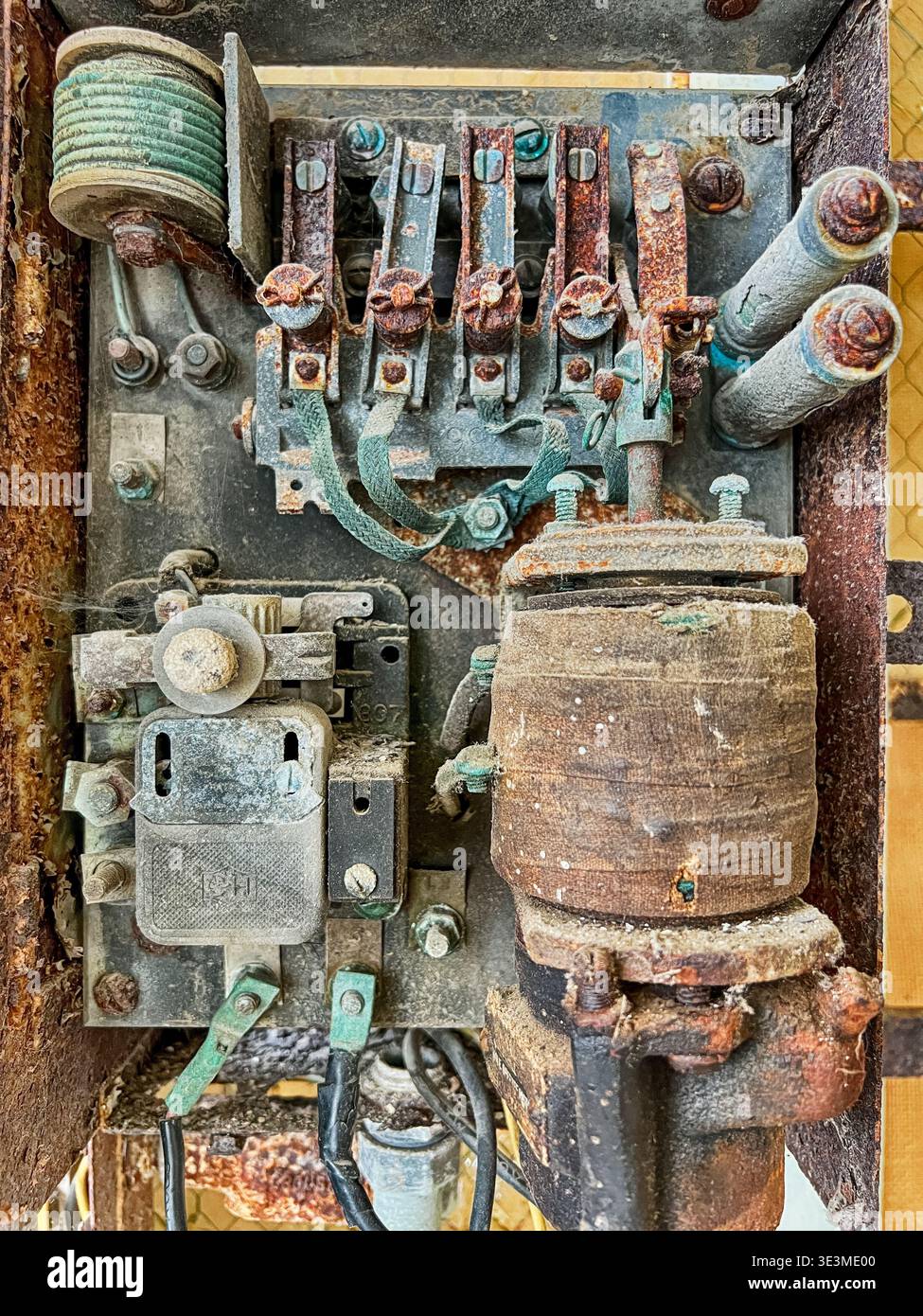Un pannello elettrico obsoleto sta arrugginendo all'interno di uno degli edifici dello storico penitenziario federale di Alcatraz. Foto Stock