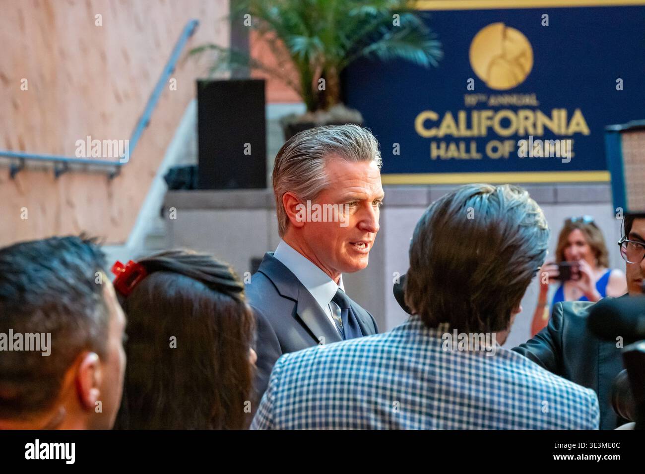 Il governatore della California Gavin Newsomis raffigurato sul tappeto rosso della 19a cerimonia annuale di induzione della California Hall of Fame al California Museum. Foto Stock