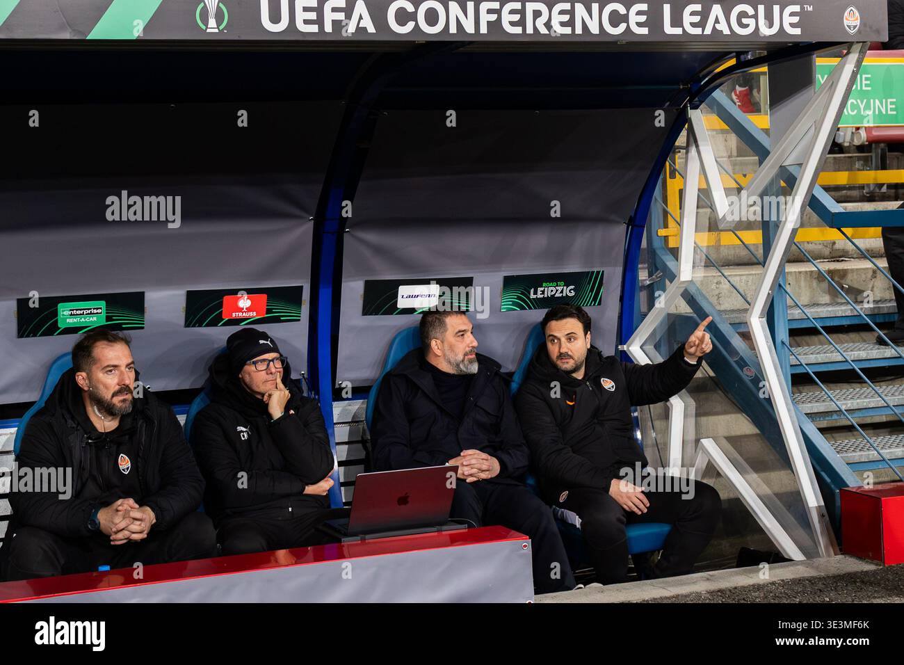 Arda Turan allenatore di Shakhtar e Kerem Yavas assistente allenatore di Shakhtar sono visti durante il turno di UEFA Conference League del 16 tra FC Shakh Foto Stock