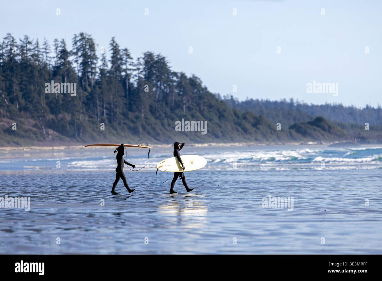 Surfers on Long Beach, Pacific Rim National Park Reserve - vicino a Tofino, Vancouver Island, British Columbia, Canada Foto Stock