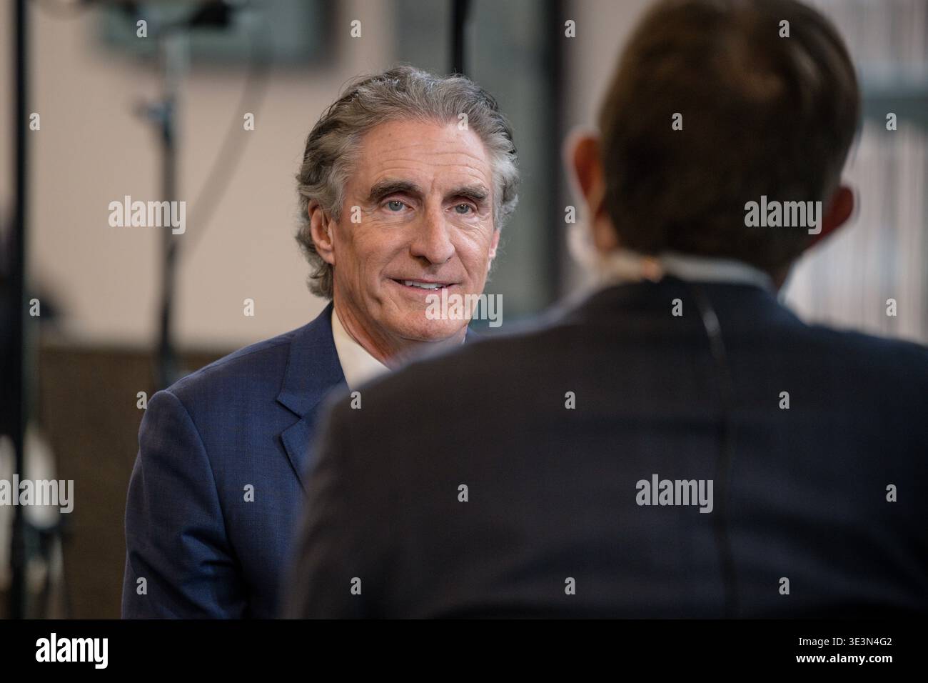 Houston, Stati Uniti. 23 marzo 2026. Doug Burgum, Dipartimento degli interni degli Stati Uniti, parla ai media durante CERAWeek di S&P Global all'Hilton Americas di Houston, Texas, il 23 marzo 2026. La discussione su questo evento riunisce i leader mondiali dell'energia per esplorare il tema di "convergenza e concorrenza: Energia, tecnologia e geopolitica". (Foto di Marcus Ingram/Sipa USA) credito: SIPA USA/Alamy Live News Foto Stock