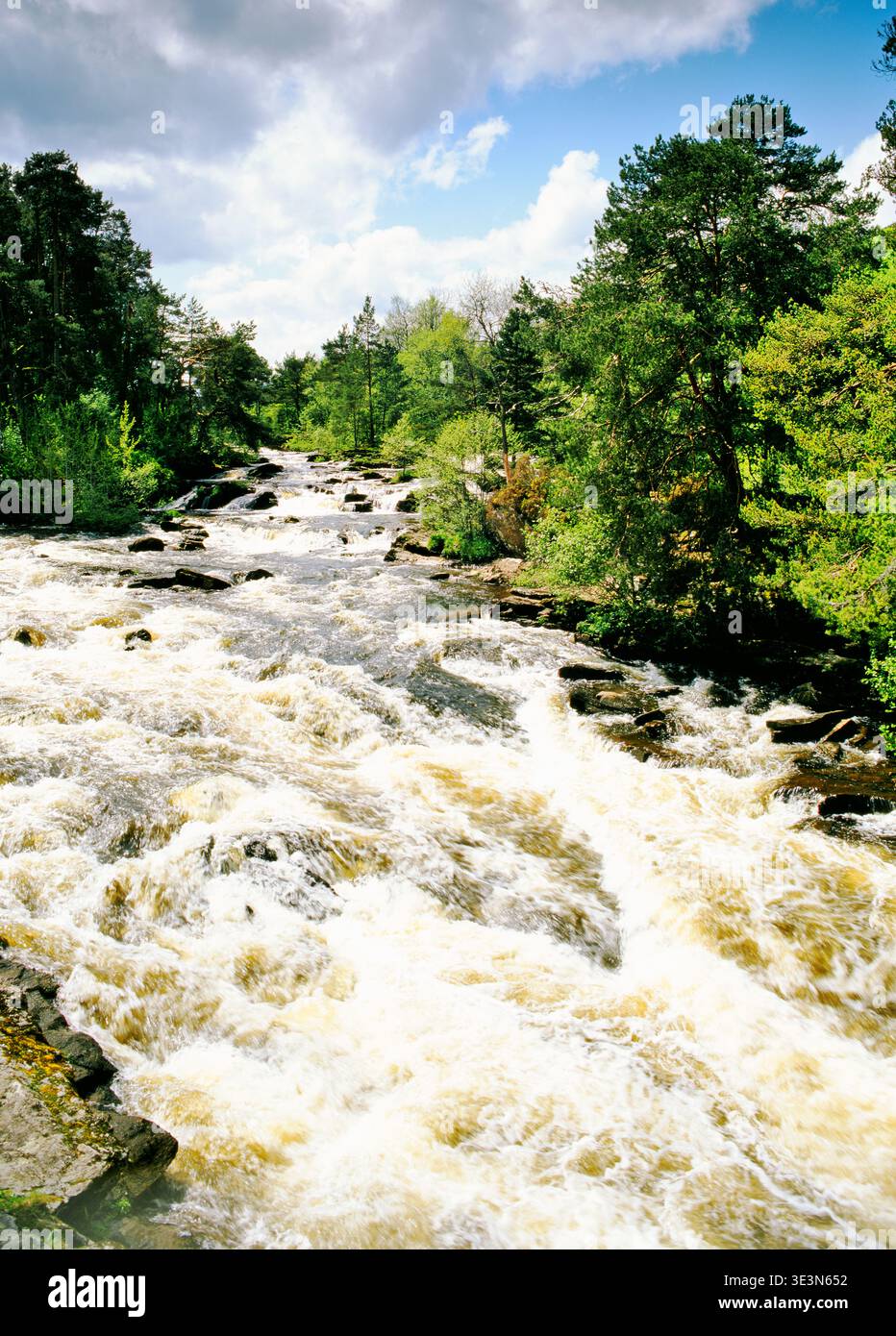 Le Cascate di Dochart sul fiume Dochart a Killin all'estremità ovest del Loch Tay. Regione centrale, Scozia Foto Stock