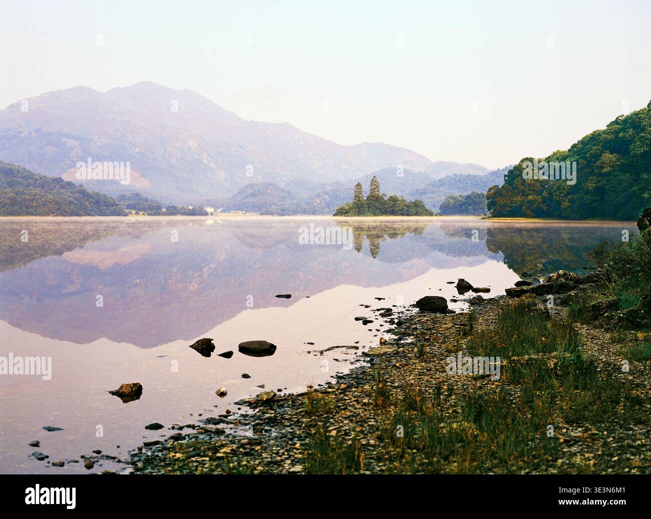 Loch Katrine in Loch Lomond e il Trossachs Parco Nazionale nella regione centrale della Scozia UK Foto Stock