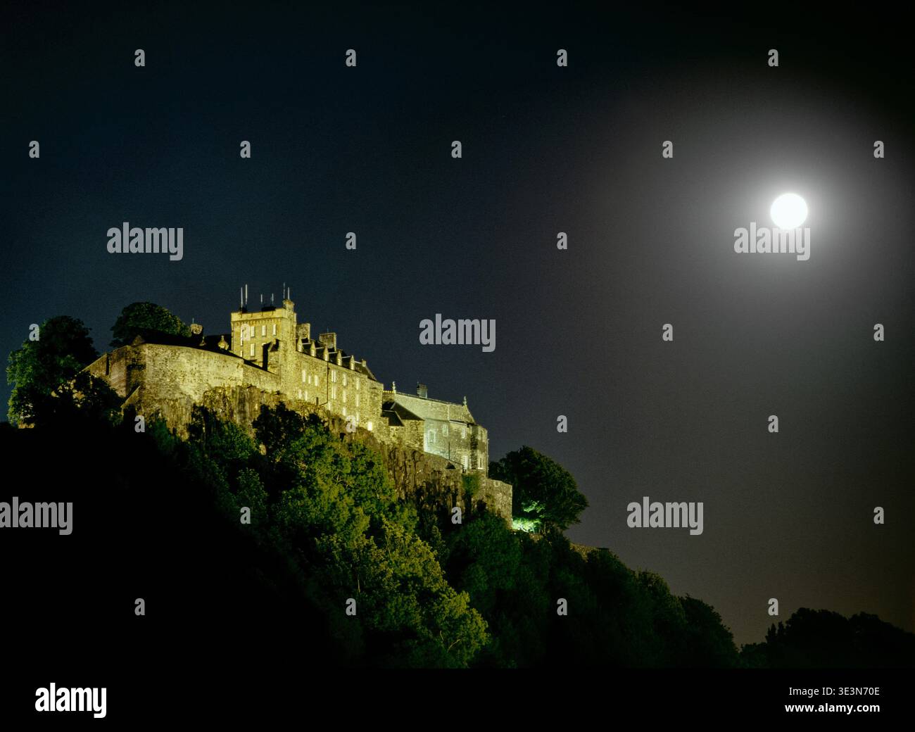 I riflettori del Castello di Stirling seduto sulla rupe vulcanica di Castle Hill. Luna piena di notte. Regione centrale, Scozia Foto Stock