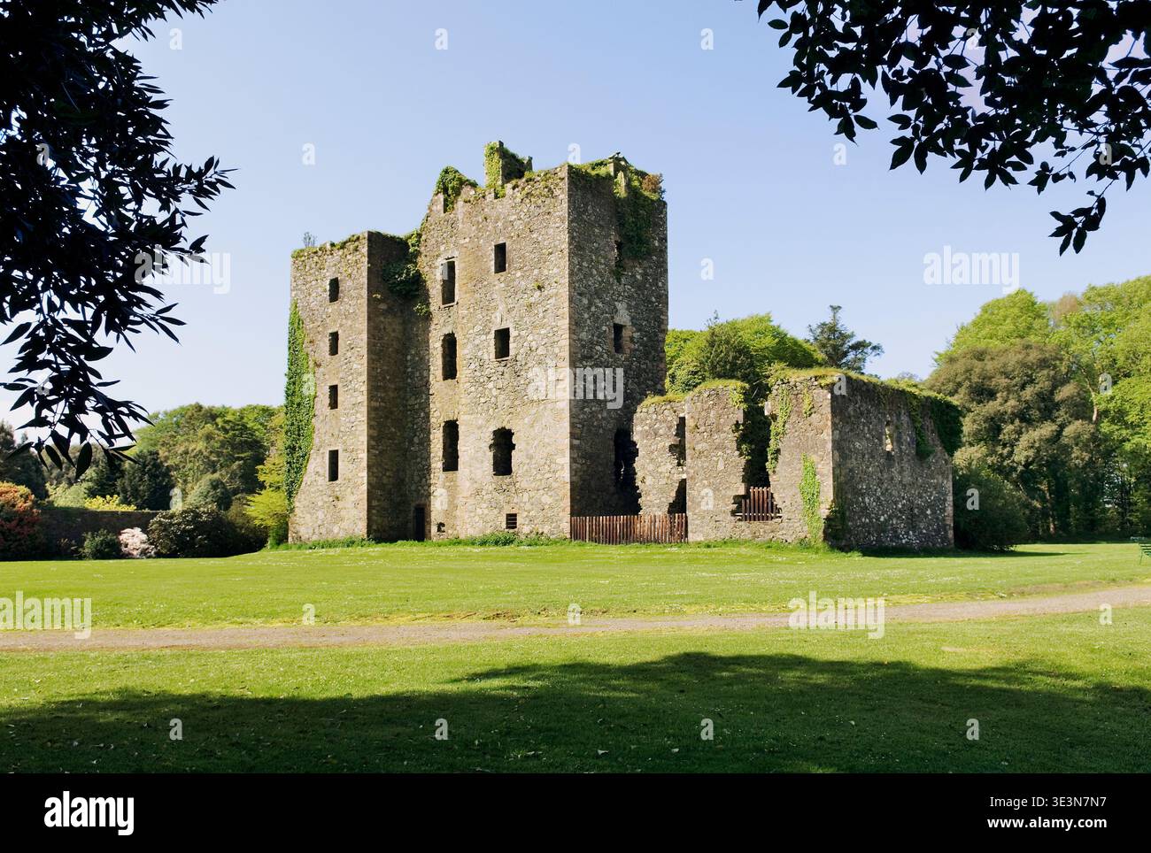 Le rovine del XIV C. Castle Kennedy vicino a Stranraer in Dumfries and Galloway regione della Scozia, Regno Unito Foto Stock