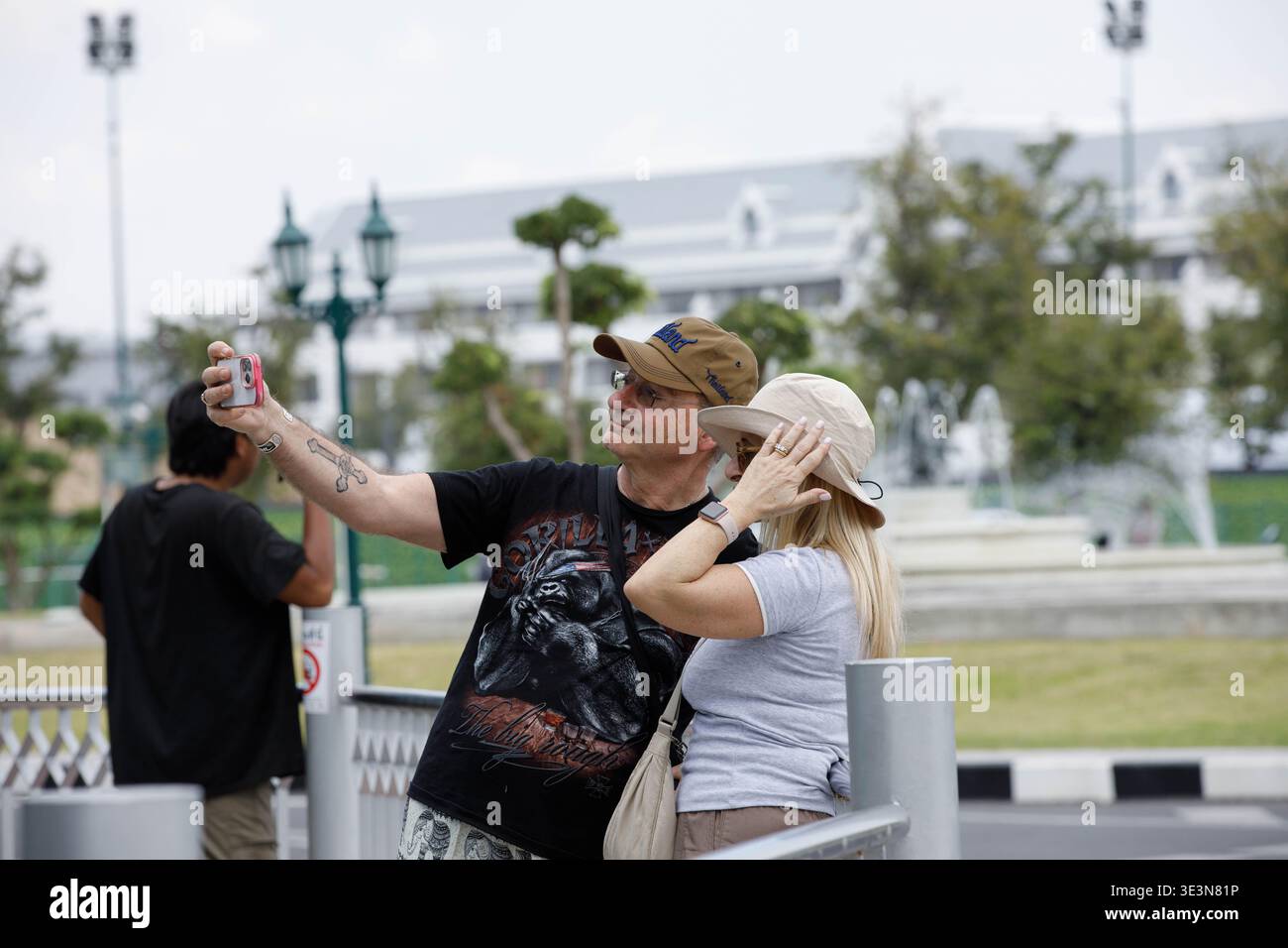 BANGKOK, TAILANDIA-Mar 8,2026: Coppia turistica che scatta selfie insieme, fotografia di telefonia mobile nel profilo turistico e di viaggio, Na Phra LAN Road Foto Stock