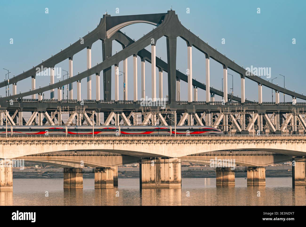Il treno ad alta velocità attraversa il ponte sul fiume Qiantang a Hangzhou. Foto Stock