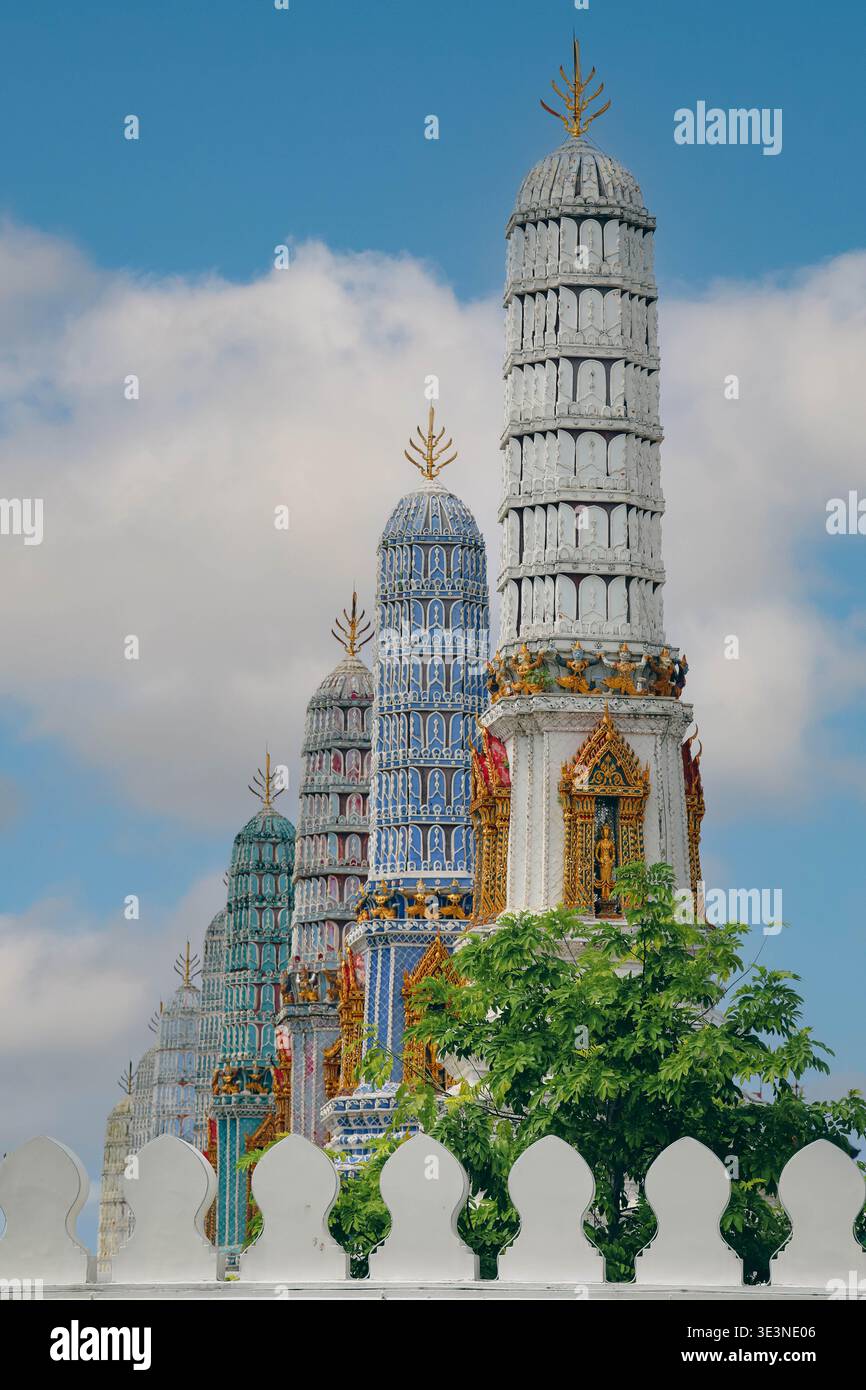 Il Wat Phra Kaew, il Tempio del Buddha di Smeraldo con cielo blu di Bangkok, Asia Thailandia Foto Stock