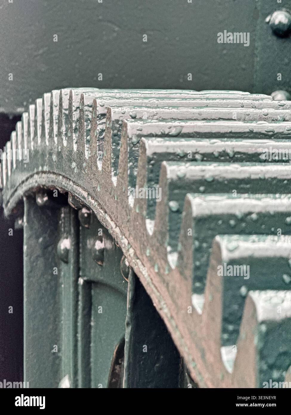 I denti in metallo verniciato di un grande ingranaggio alimentano un ponte levatoio ad Amsterdam. Foto Stock