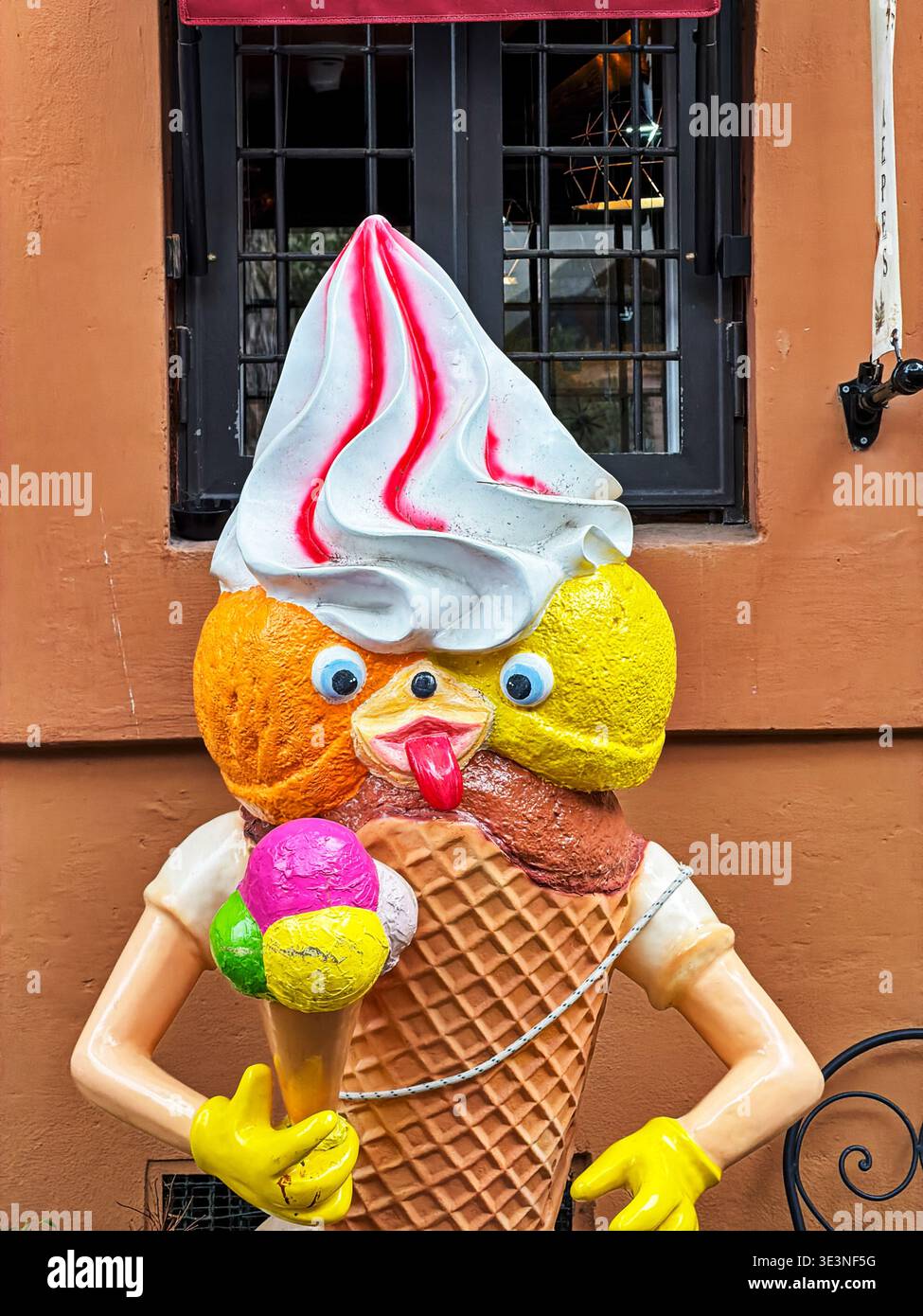 Un morbido cono di gelato a grandezza naturale accoglie i visitatori del quartiere Trastevere di Roma. Foto Stock