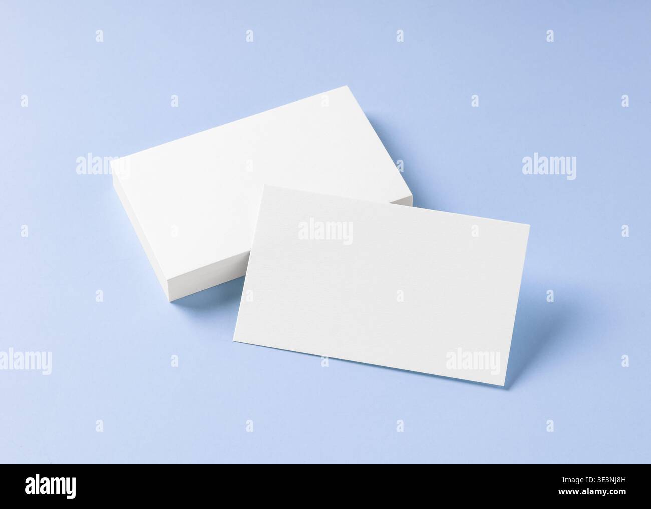Modello di biglietto da visita bianco vuoto su sfondo azzurro Foto Stock