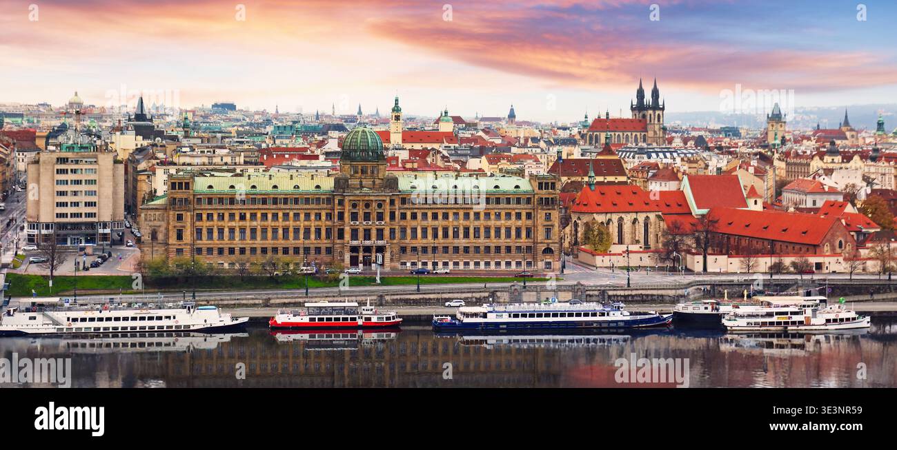 Skyline della città vecchia di Praga al tramonto, Cechia Foto Stock