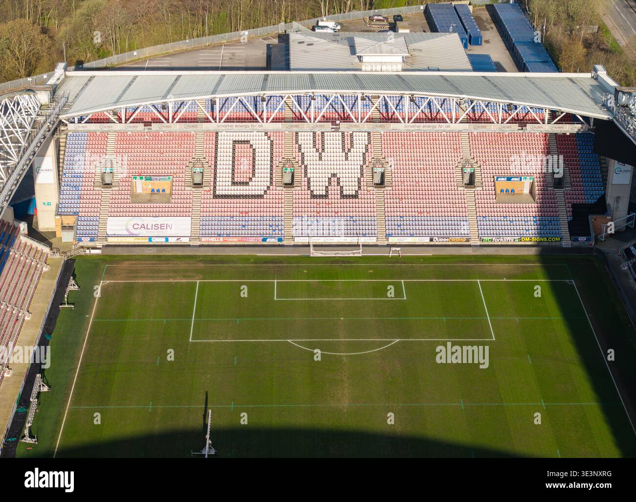 WIGAN, GREATER MANCHESTER, INGHILTERRA - 18 MARZO 2026: Primo piano della scritta DW formata nello stand dei posti a sedere al Brick Community Stadium di Wigan Foto Stock