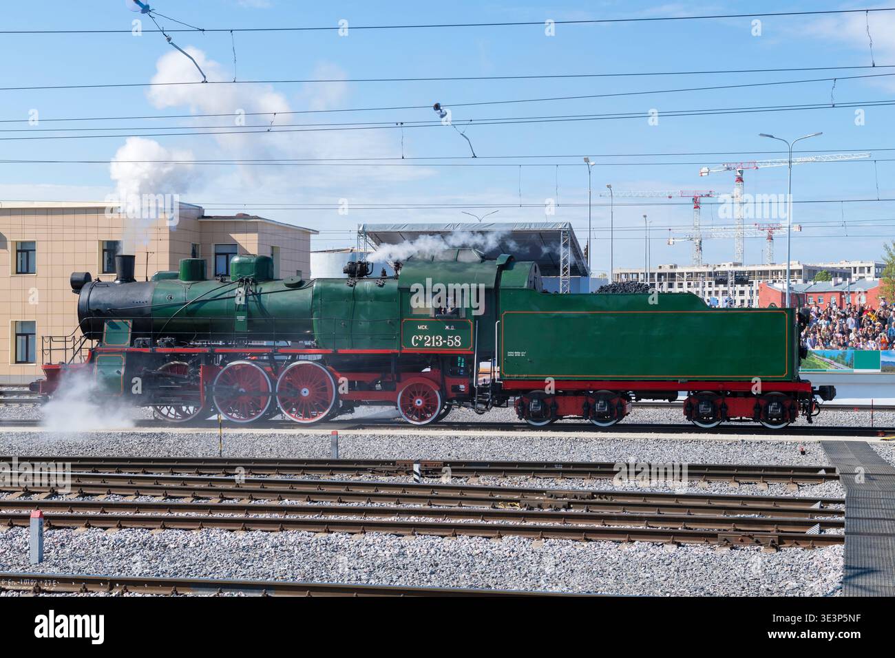 SAN PIETROBURGO, RUSSIA - 27 AGOSTO 2023: Una locomotiva a vapore passeggeri sovietica della serie su (Sormovsky, rinforzato) in mostra di locomotive retrò Foto Stock