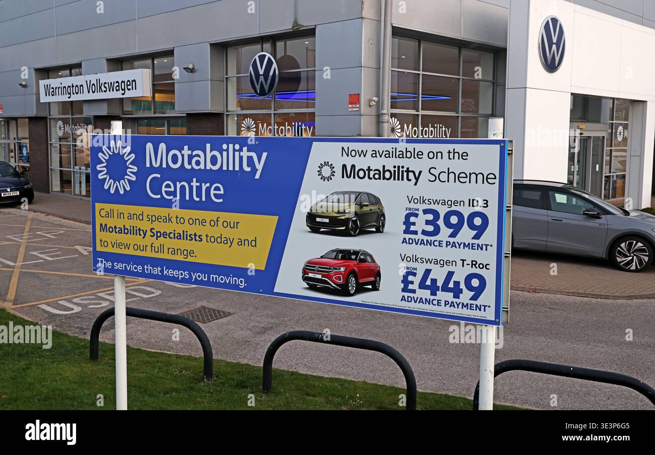Scheda pubblicitaria del Motability Centre al di fuori di Warrington Volkswagen, che promuove le offerte del programma Motability per i beneficiari dei vantaggi per disabili idonei Foto Stock