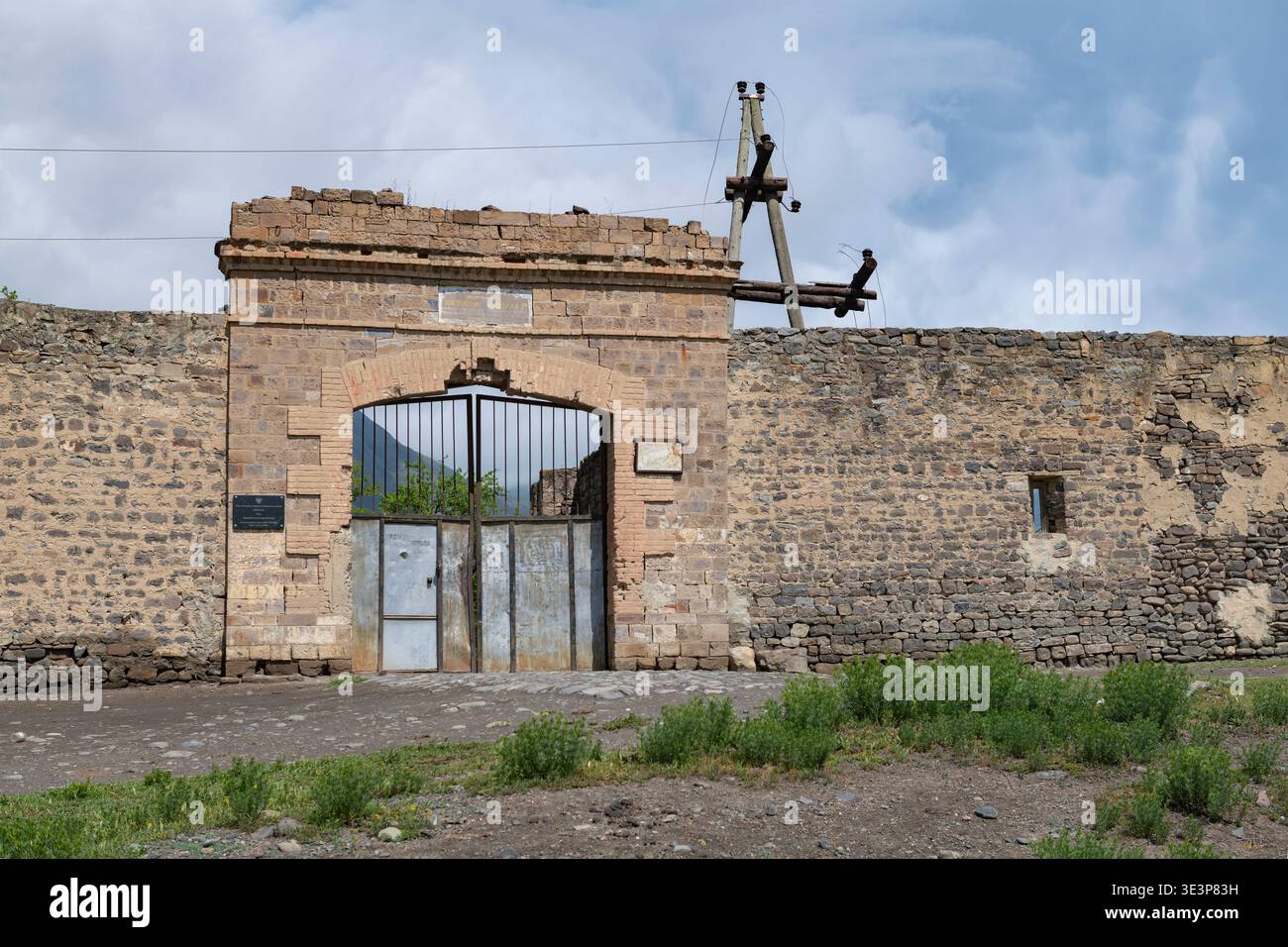 Cancelli dell'antica fortezza russa del XIX secolo nel villaggio di Akhty. Daguestan Foto Stock