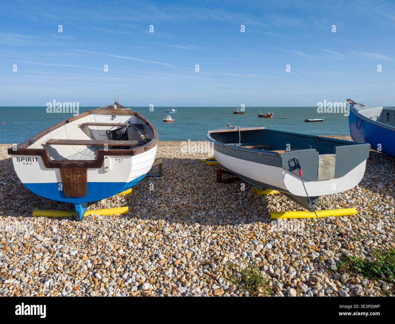 Barche sulla spiaggia di ciottoli di Selsey, West Sussex, Inghilterra, Regno Unito. Foto Stock