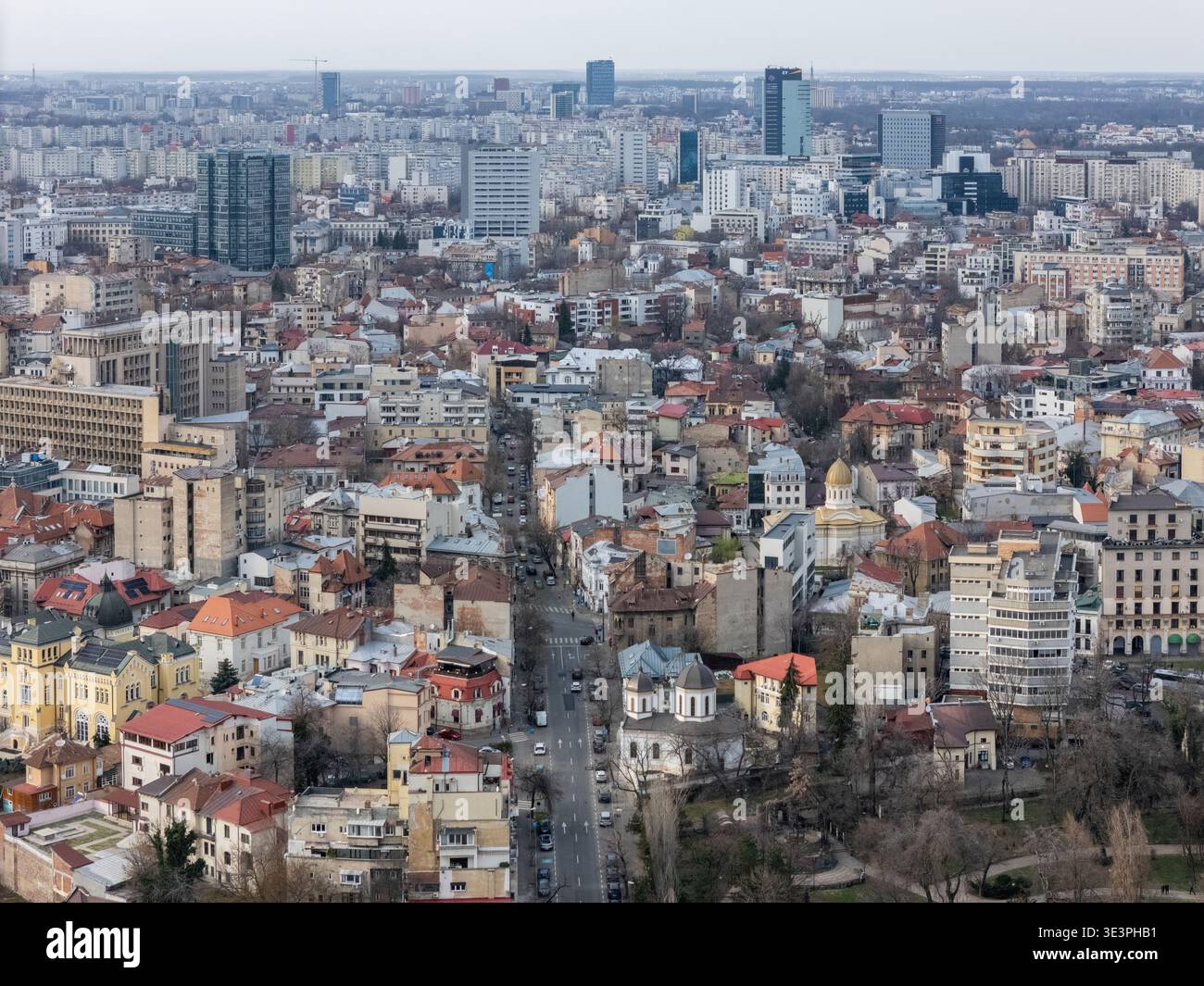 Vista aerea di un vasto paesaggio urbano con strade che attraversano edifici, Bucarest, Bucarest, Romania. Foto Stock