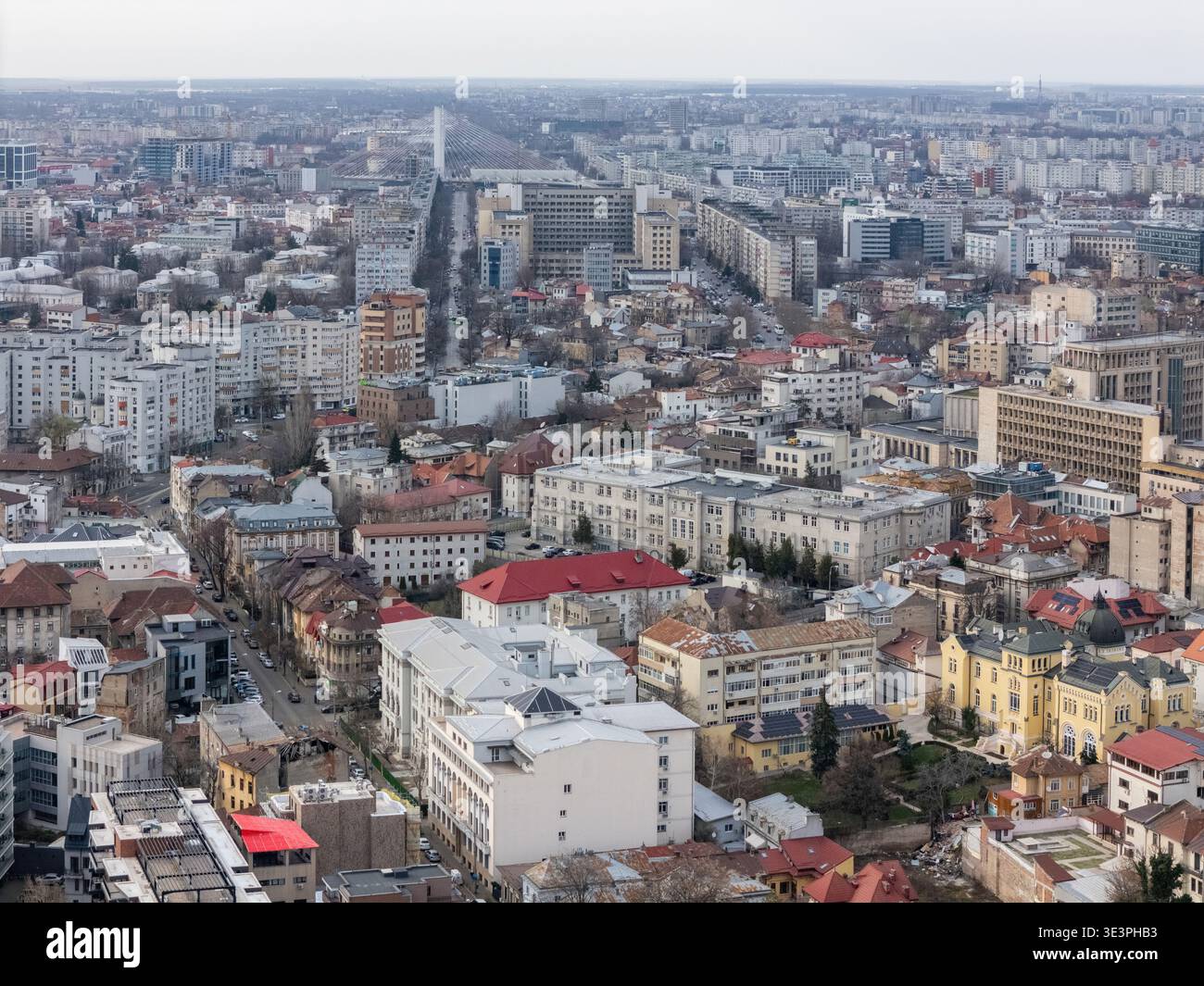 Vista aerea di un vasto paesaggio urbano con edifici, strade e un lungo viale che si estende verso l'orizzonte, Bucarest, Bucarest, Romania. Foto Stock