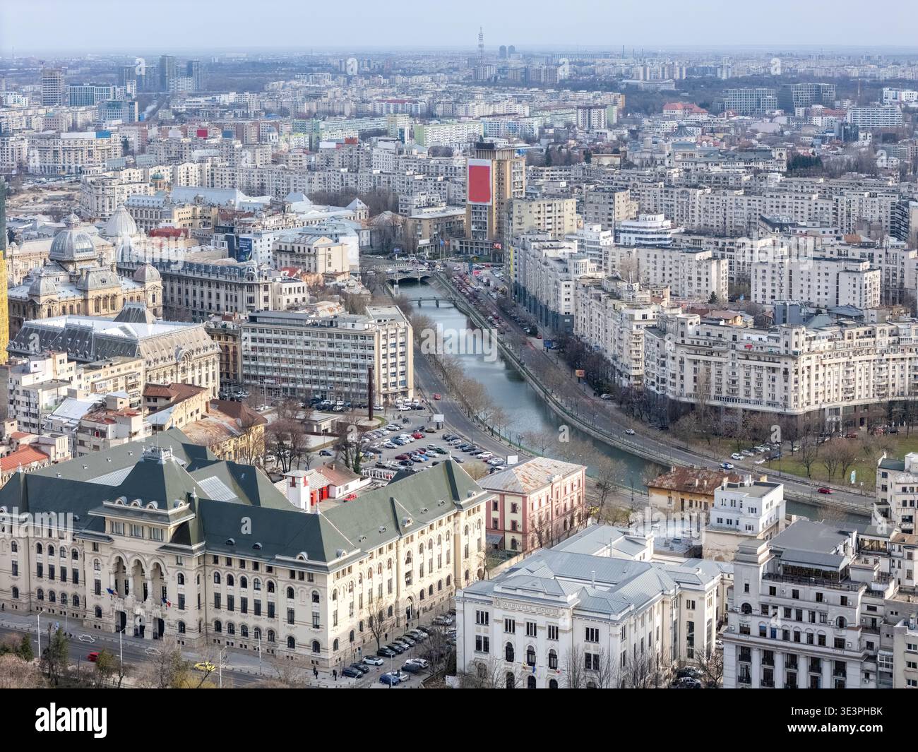Veduta aerea del fiume Dambovita che si snoda graziosamente attraverso il cuore di Bucarest, dove la grandezza architettonica incontra la proliferazione urbana, Bucarest, Buch Foto Stock
