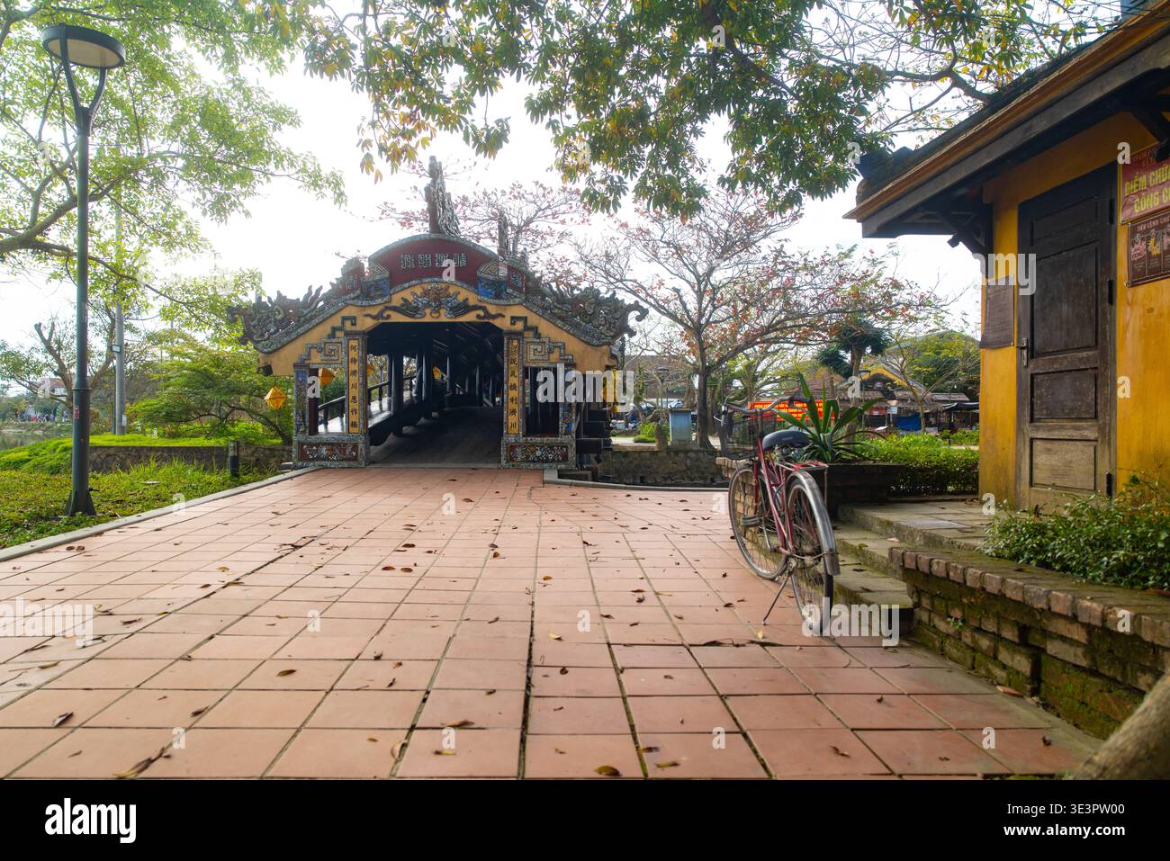 La vista dell'antico ponte di Thanh Toan è una testimonianza della storia, del suo legno intemprato e del tetto piastrellato, di Huong Thuy, Hue, Vietnam. Foto Stock