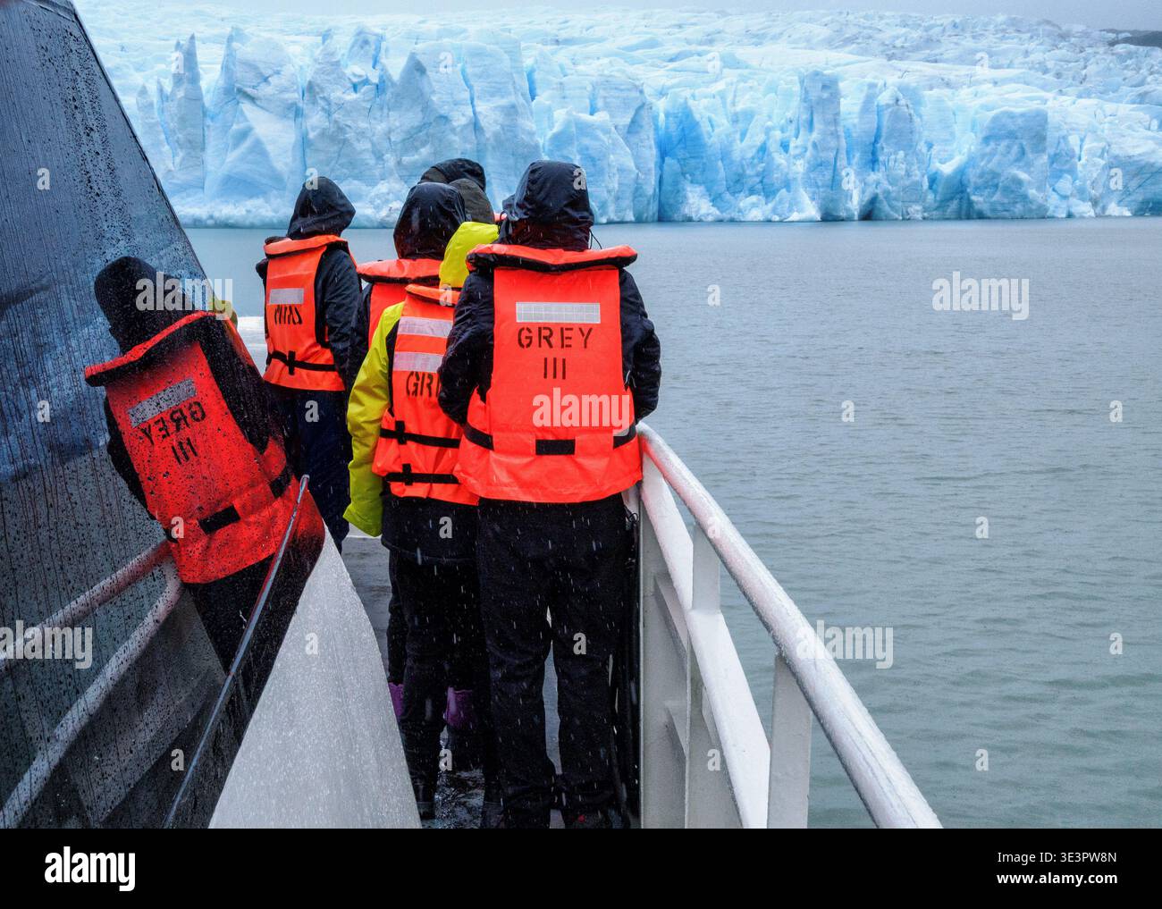 I passeggeri che indossano giubbotti salvagente a bordo della barca Grey III salpano fino al Glacier Grey a Torres del Paine Patagonia Cile Sud America Foto Stock
