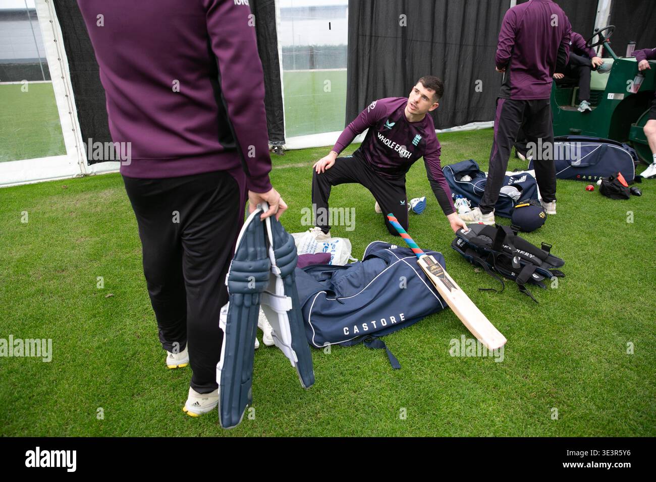 Il vice capitano Liam o'Brien parla con un compagno di squadra mentre la squadra di invalidità mista maschile dell'Inghilterra si allena al Centro prestazioni BCE di Loughborough Universi Foto Stock