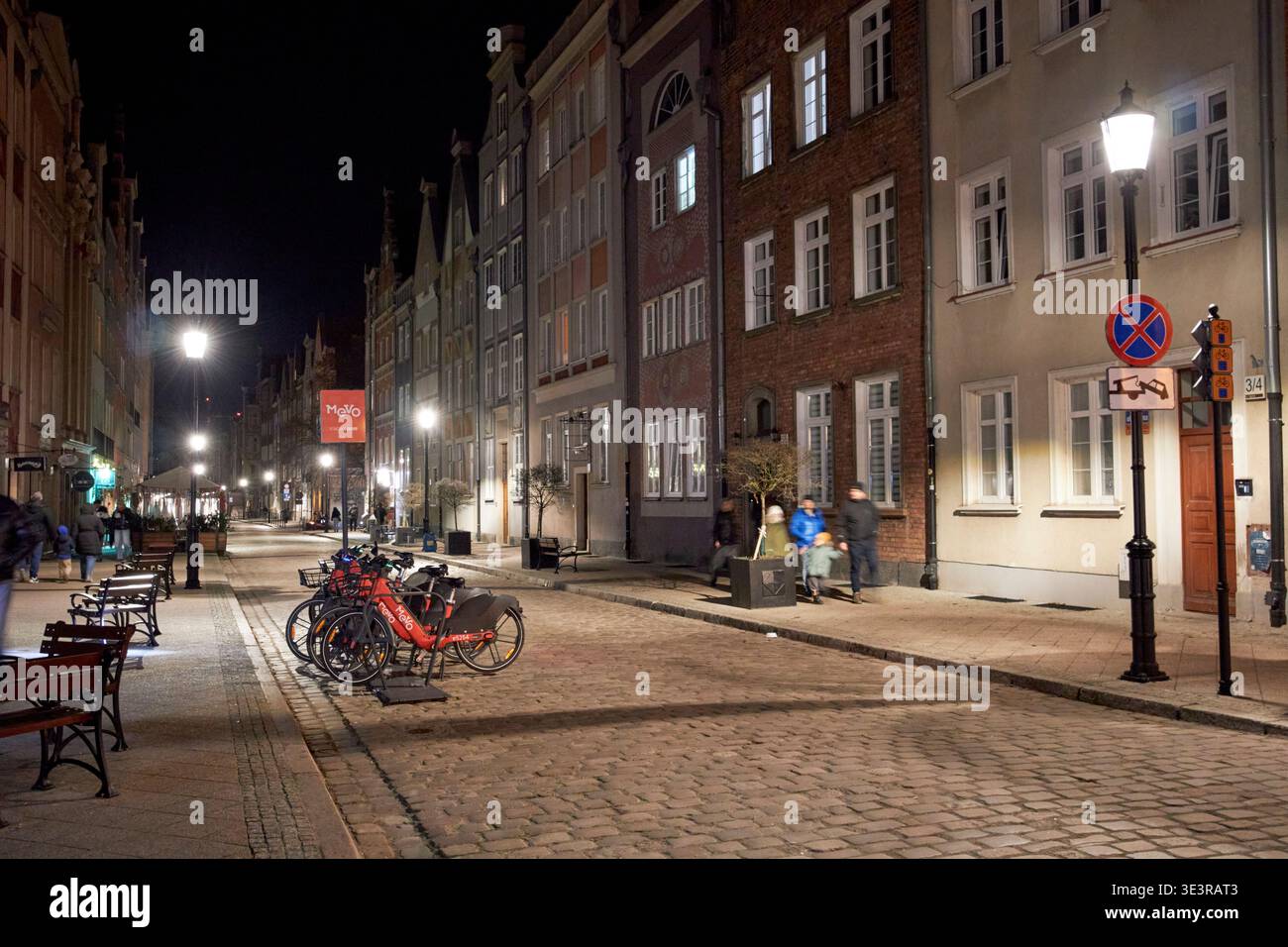 ogarna street di notte nella città vecchia di danzica in polonia Foto Stock