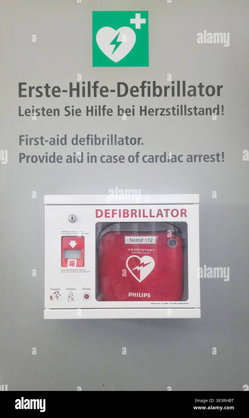Berlino, Germania - 16 agosto 2025: . Il defibrillatore di pronto soccorso è montato a parete per situazioni mediche di emergenza - Immagine stock catturata con smartphone