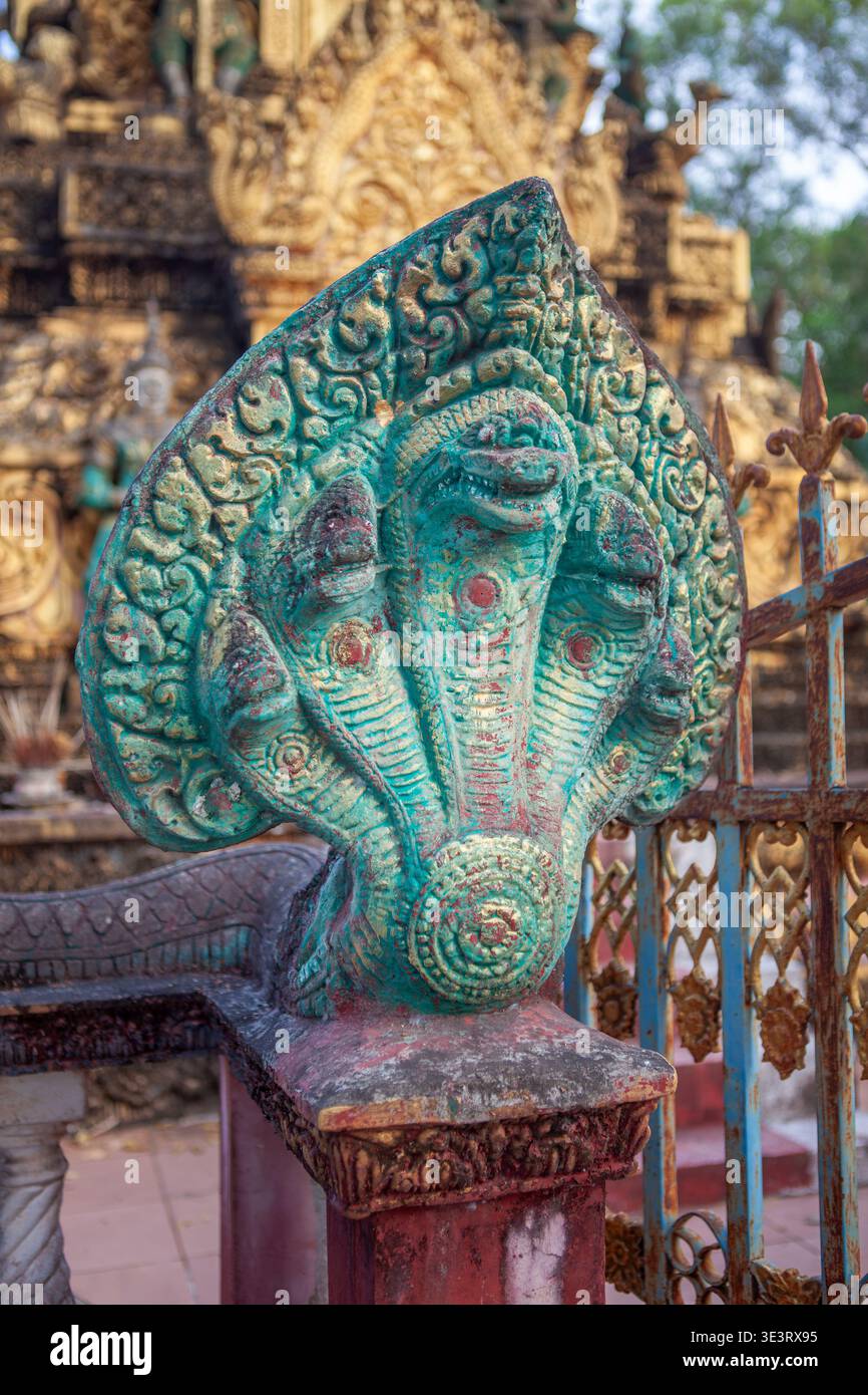 Dettaglio di una statua di serpente Naga nella Pagoda Wat Svay Romeat ad Angkor, Siem Reap, Cambogia Foto Stock