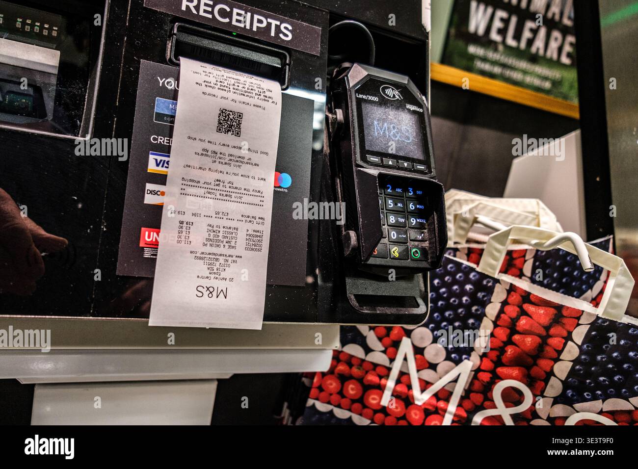 Londra, Regno Unito, 24 marzo 2026, ricevuta per l'acquisto di alimenti presso una stazione di pagamento con carta di supermercato automatizzata Foto Stock