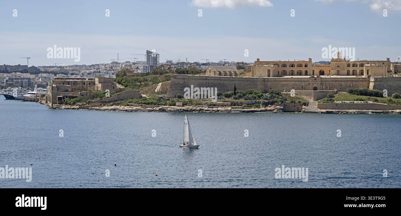 2019 Malta, la Valletta - Vista di Fort Manoel, una barca a vela di fronte al forte; ein Segelboot vor der Festung; un velero frente al fuerte Foto Stock