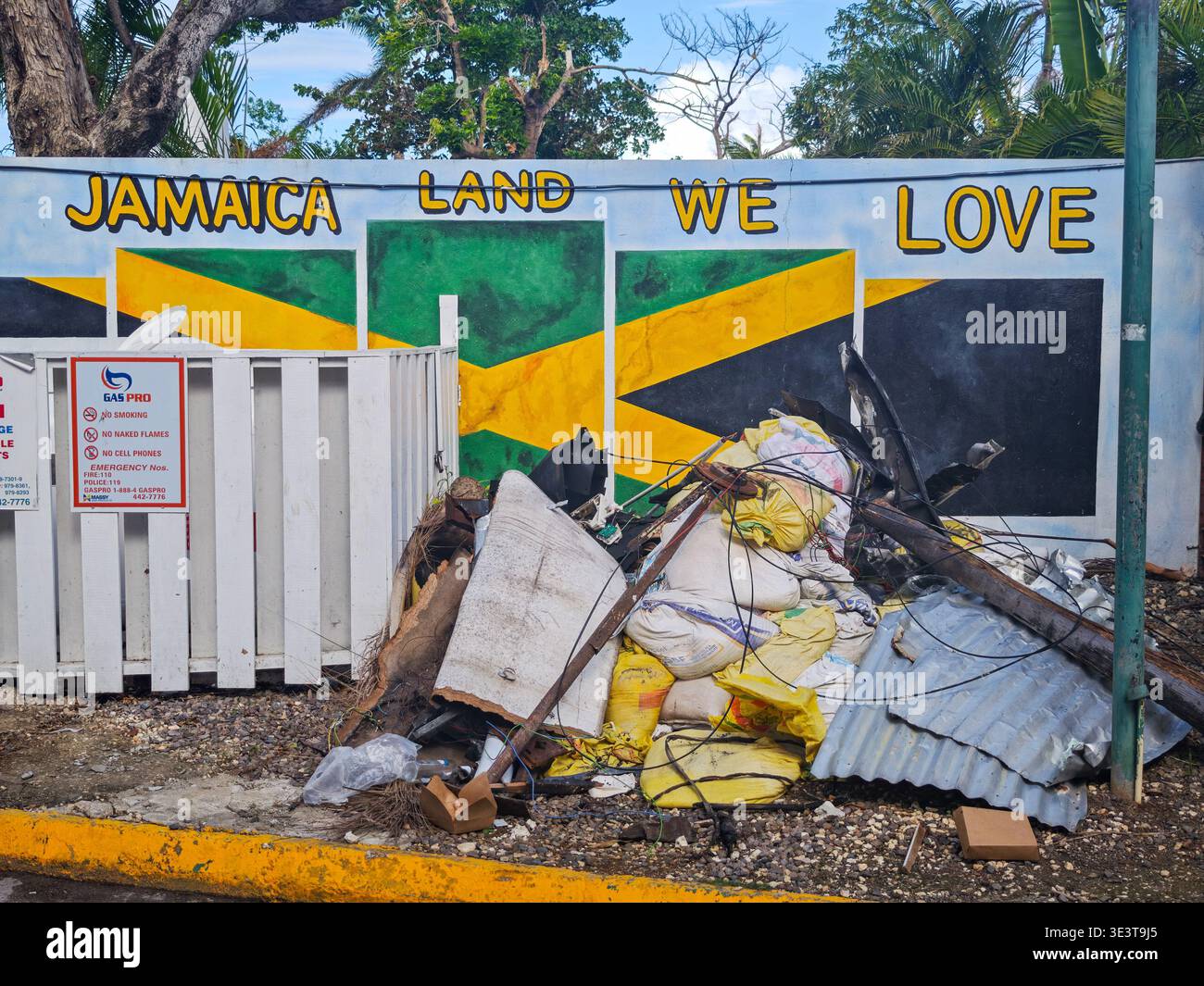 Distruzione causata dall'uragano Melissa a Montego Bay in Giamaica Foto Stock