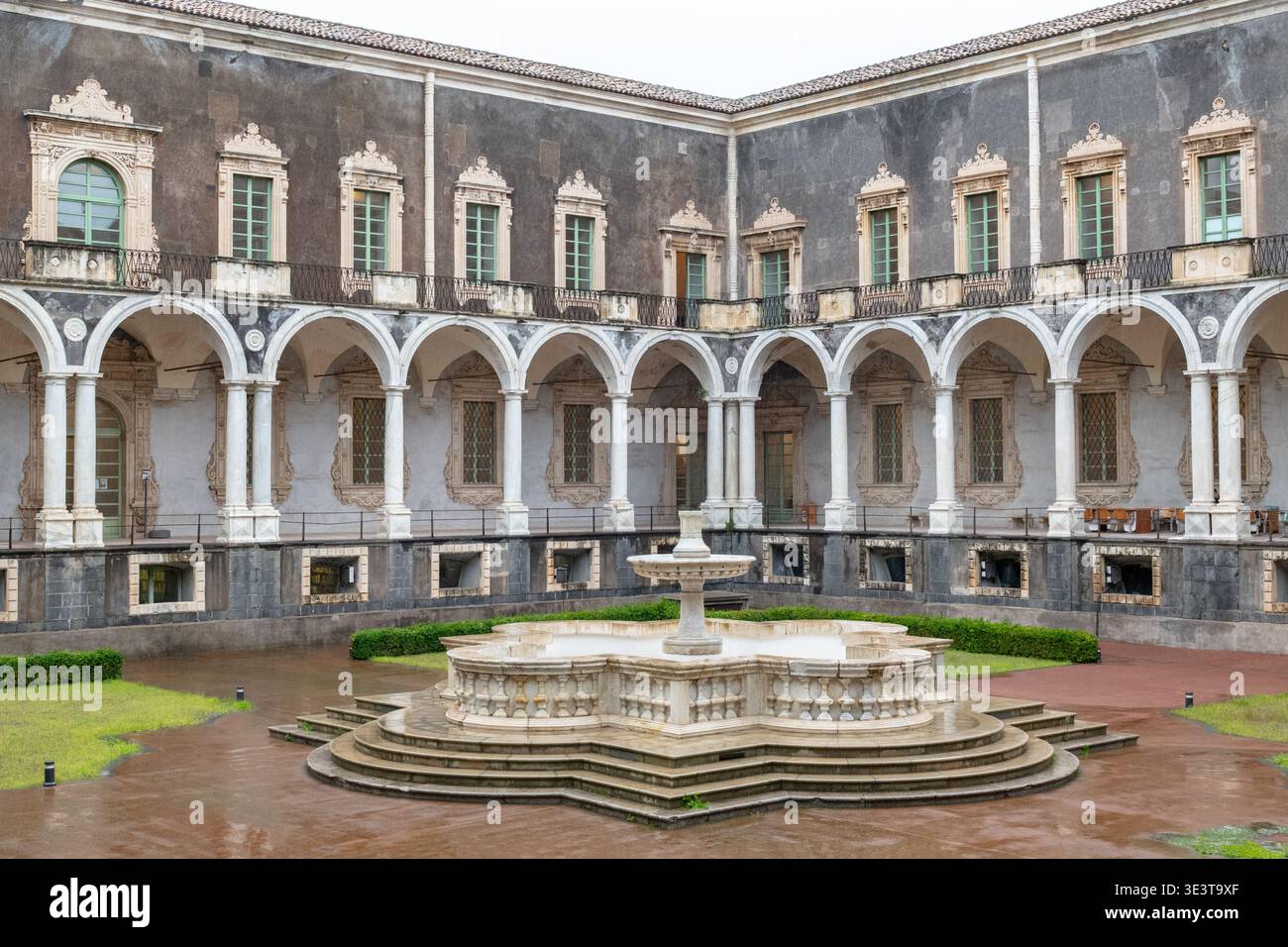 L'edificio che era l'ex monastero benedettino di Catania, in Sicilia, prima di diventare il Dipartimento di lettere, Università di Catania. Foto Stock