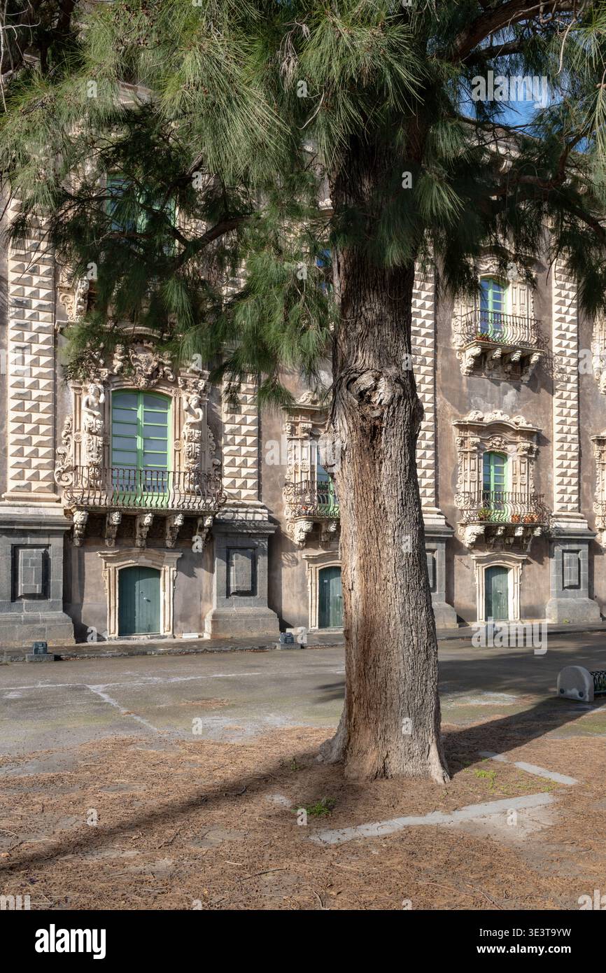 L'edificio che era l'ex monastero benedettino di Catania, in Sicilia, prima di diventare il Dipartimento di lettere, Università di Catania. Foto Stock