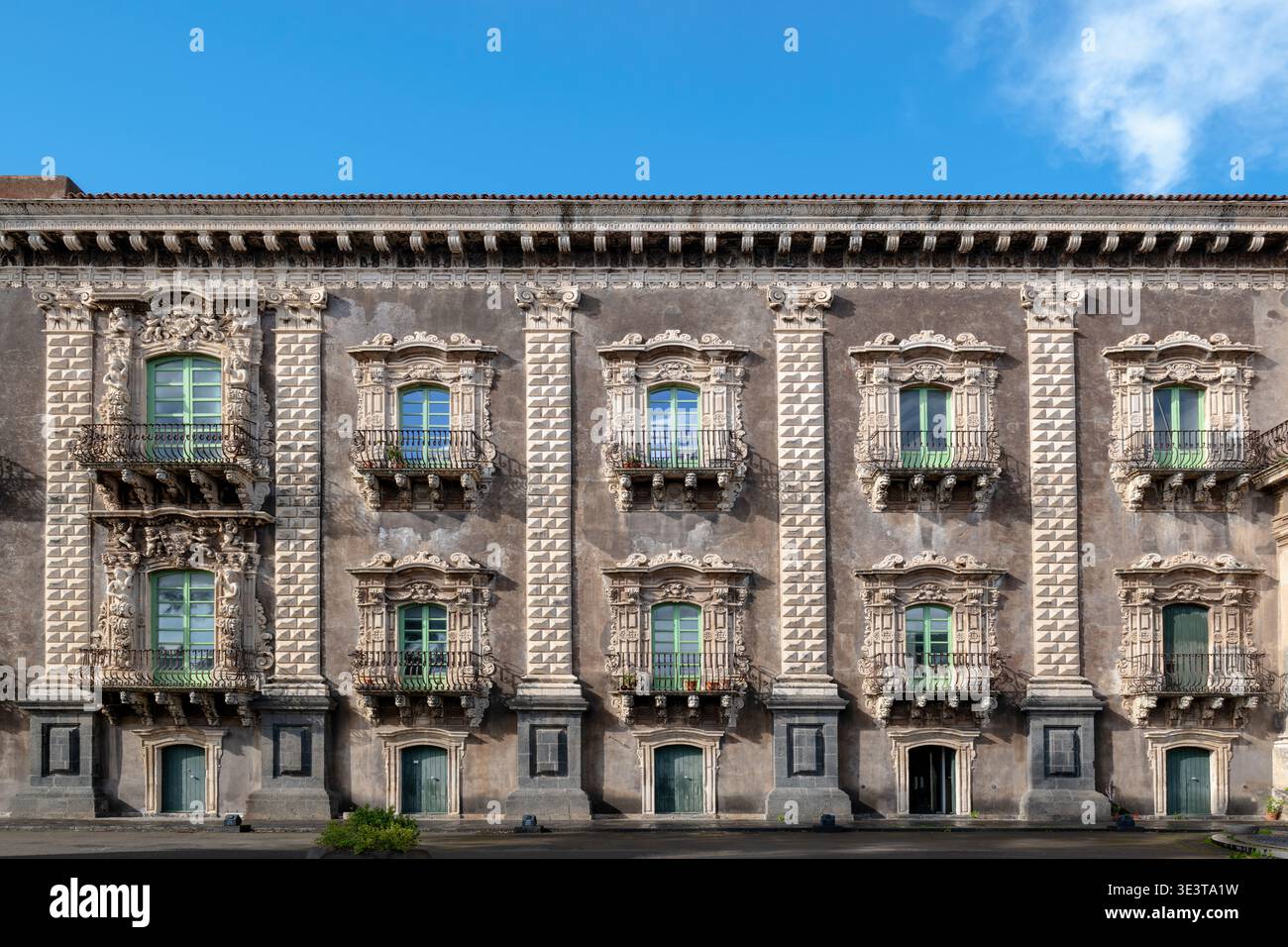 L'edificio che era l'ex monastero benedettino di Catania, in Sicilia, prima di diventare il Dipartimento di lettere, Università di Catania. Foto Stock