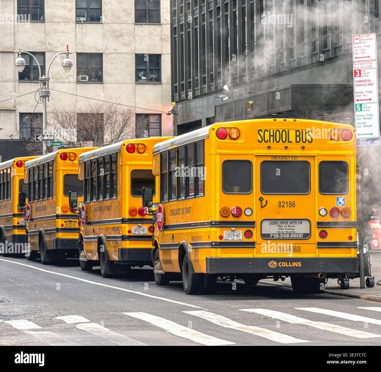 New York City, New York, USA - 9 gennaio 2026: Fila di scuolabus parcheggiati in una strada di Manhattan. Foto Stock