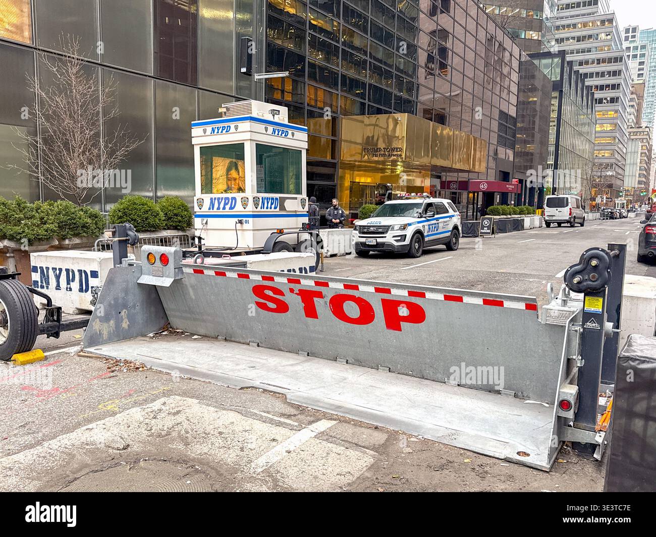 New York City, New York, Stati Uniti d'America - 9 gennaio 2026: Barriera di sicurezza e rimorchio di sorveglianza del Dipartimento di polizia di New York fuori dalla Trump Tower - Immagine stock catturata con smartphone